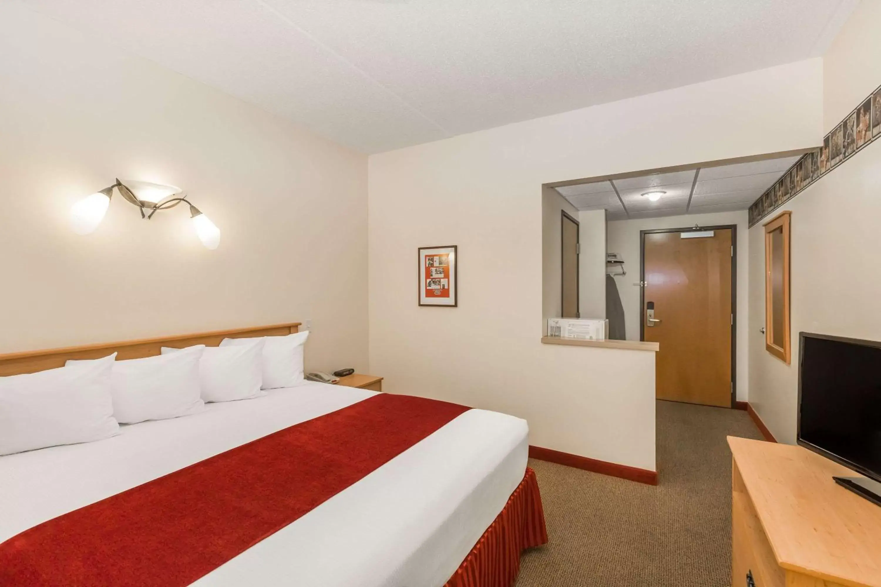 Photo of the whole room, Bed in Travelodge by Wyndham Deadwood