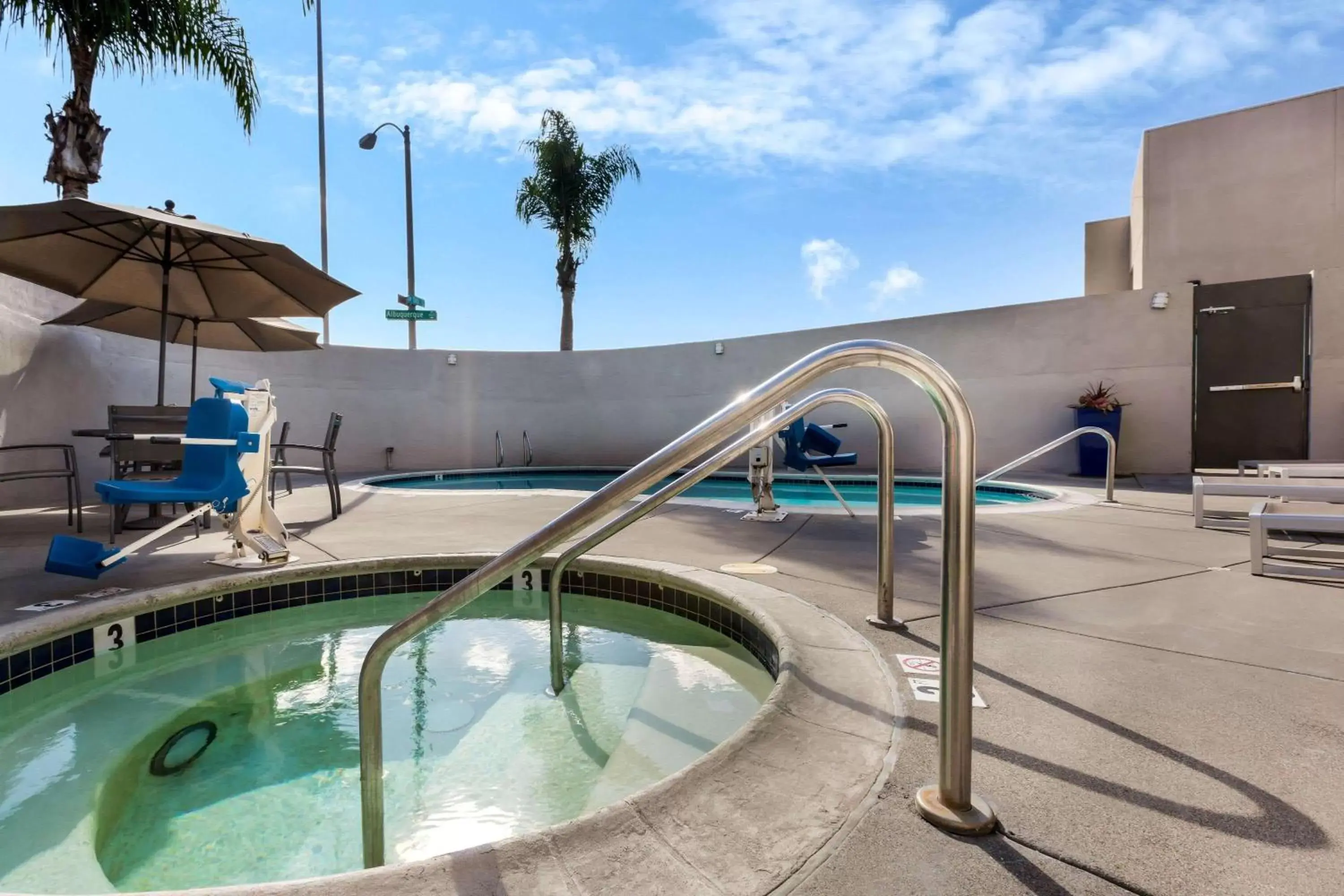 Hot Tub, Swimming Pool in La Quinta by Wyndham San Diego Mission Bay