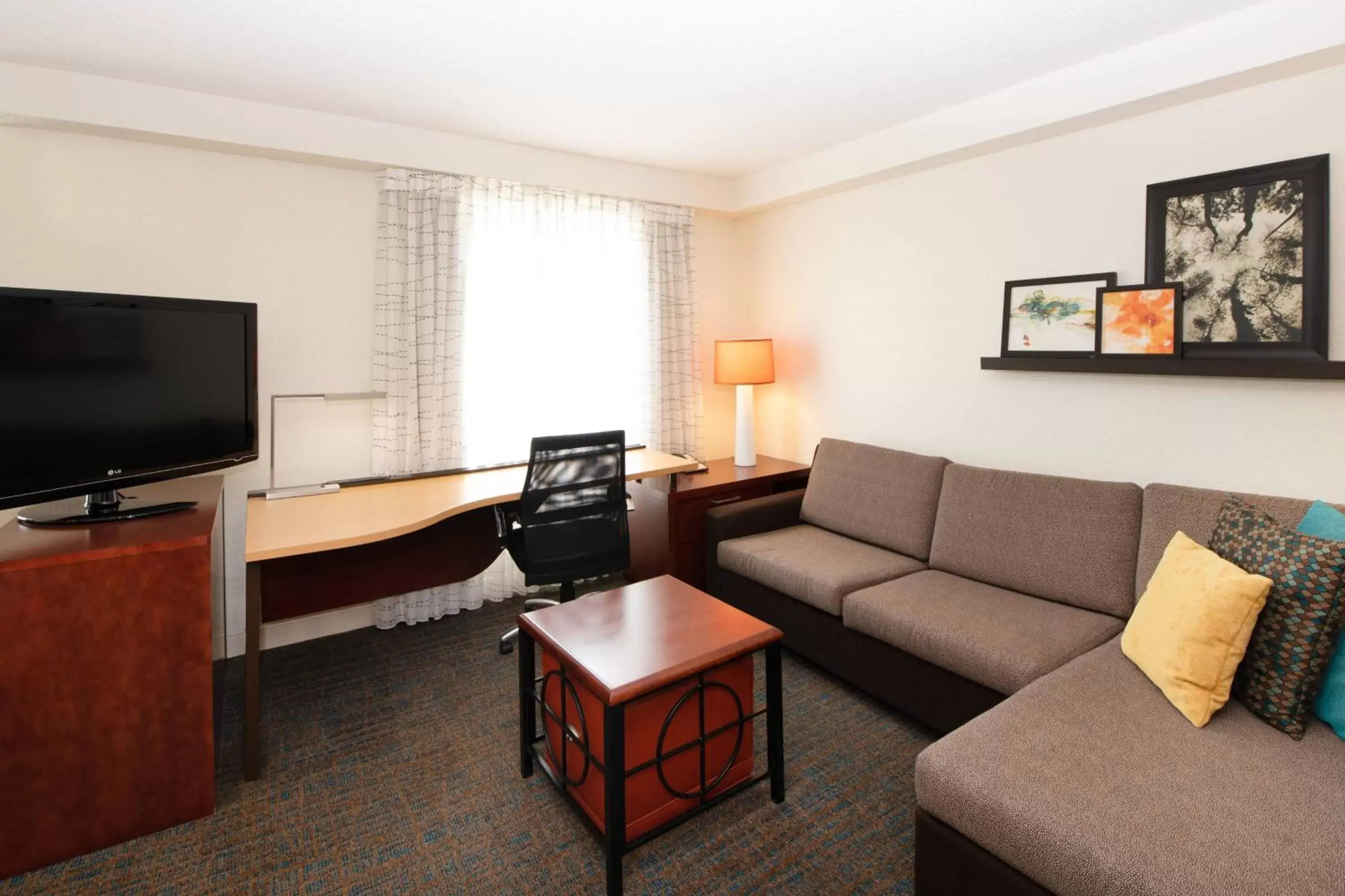 Photo of the whole room, Seating Area in Residence Inn by Marriott Newark Silicon Valley