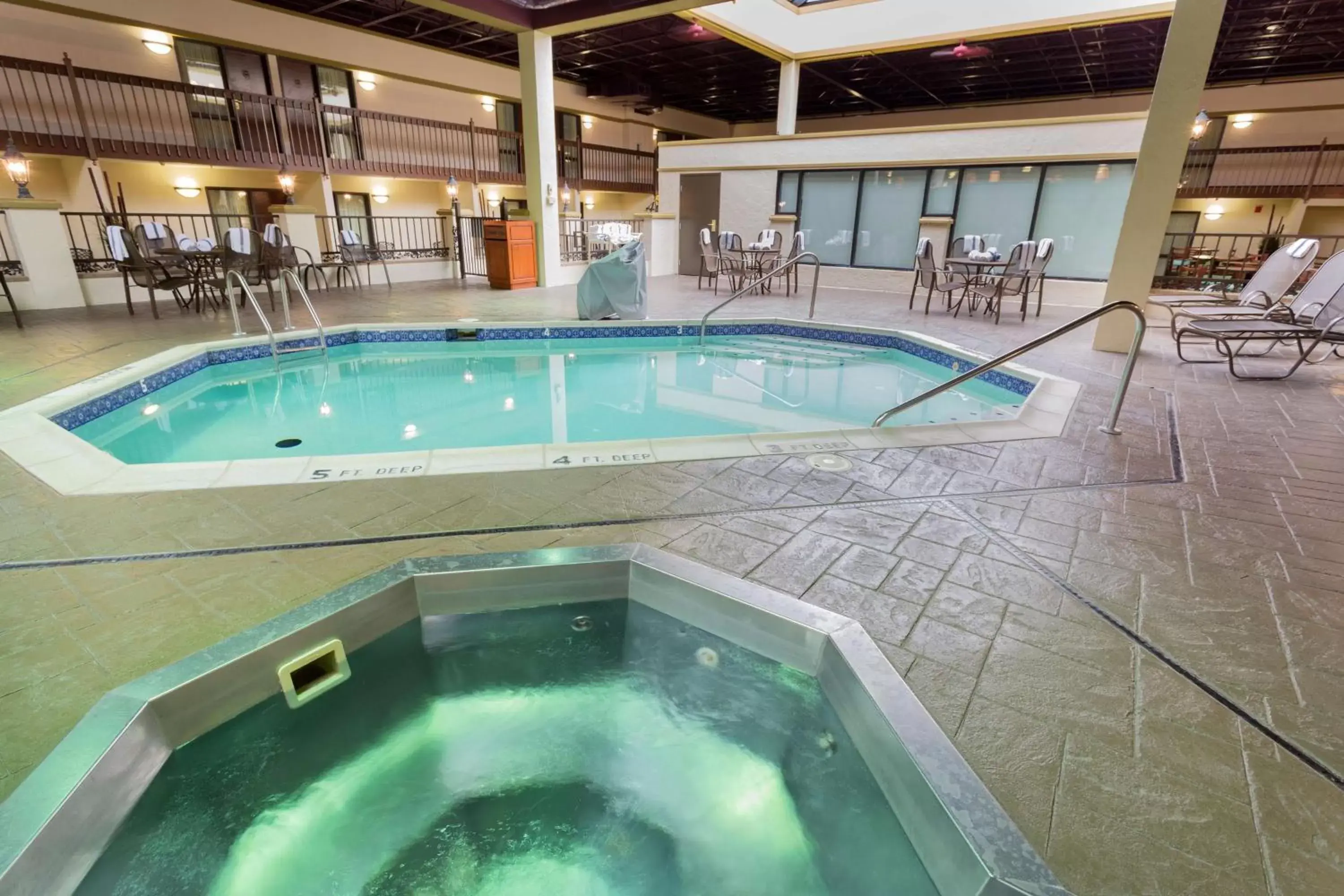 Activities, Swimming Pool in Drury Inn & Suites St. Louis Convention Center