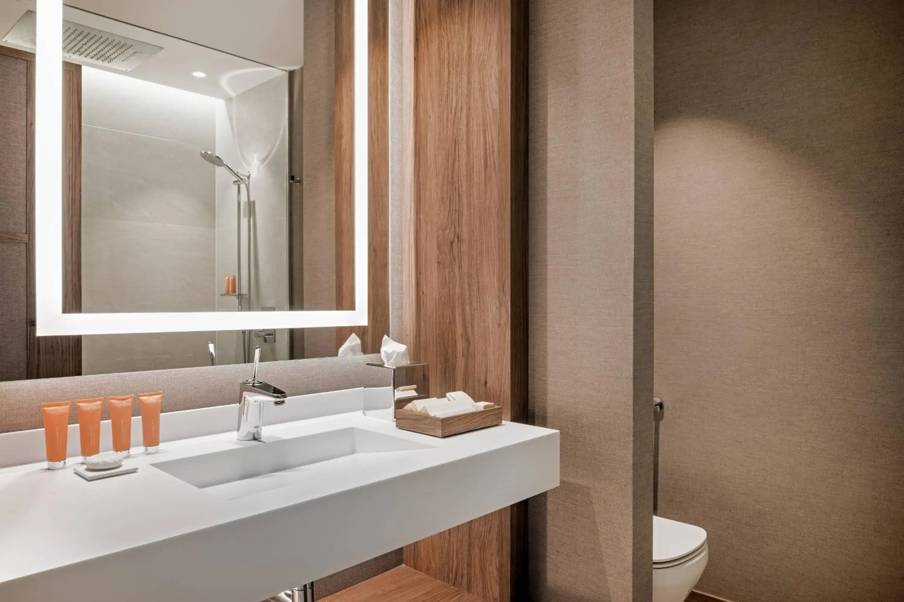 Photo of the whole room, Bathroom in Círculo Gran Vía, Autograph Collection (Adults Only)