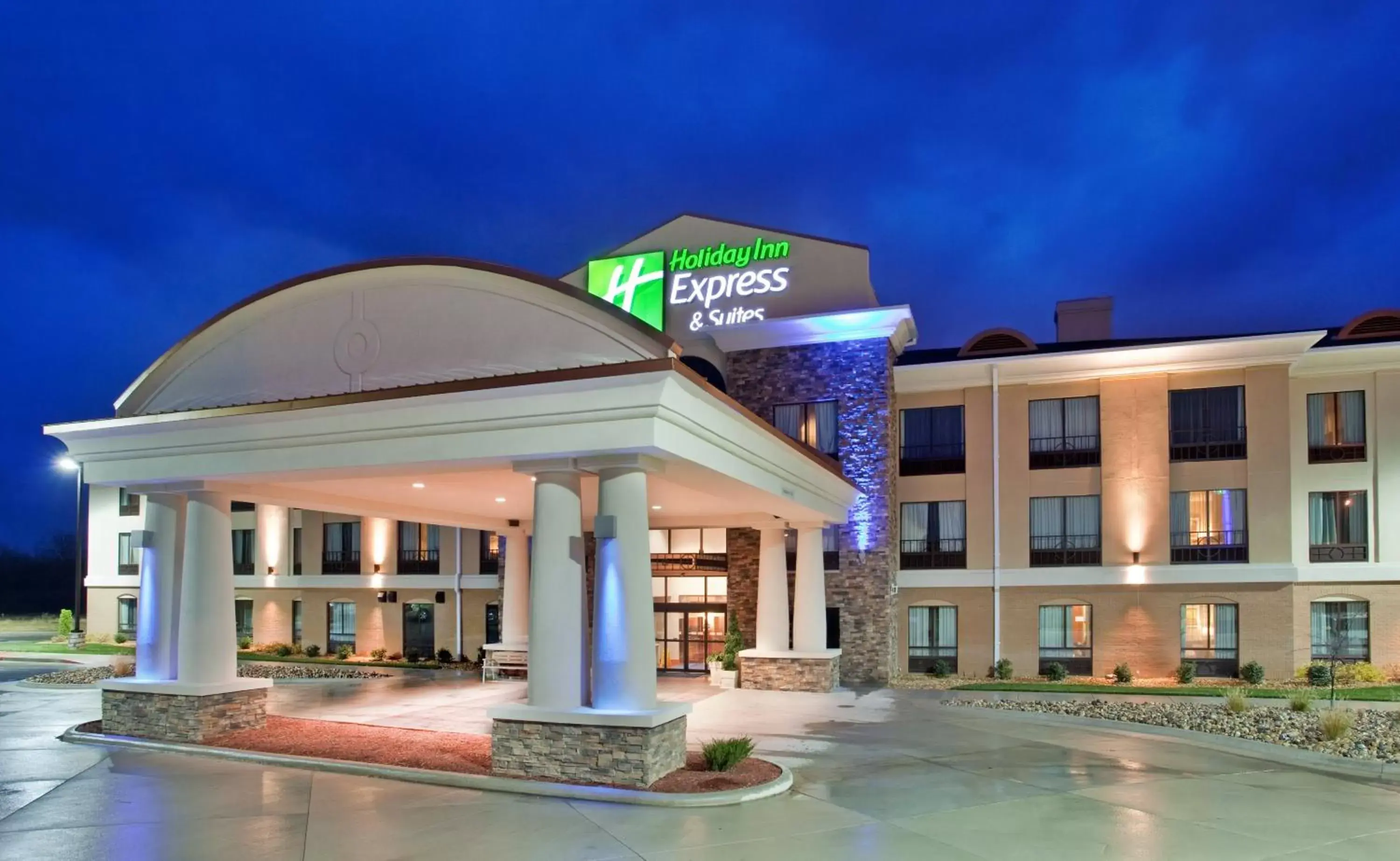 Property Building in Holiday Inn Express Hotel and Suites Saint Robert, an IHG Hotel