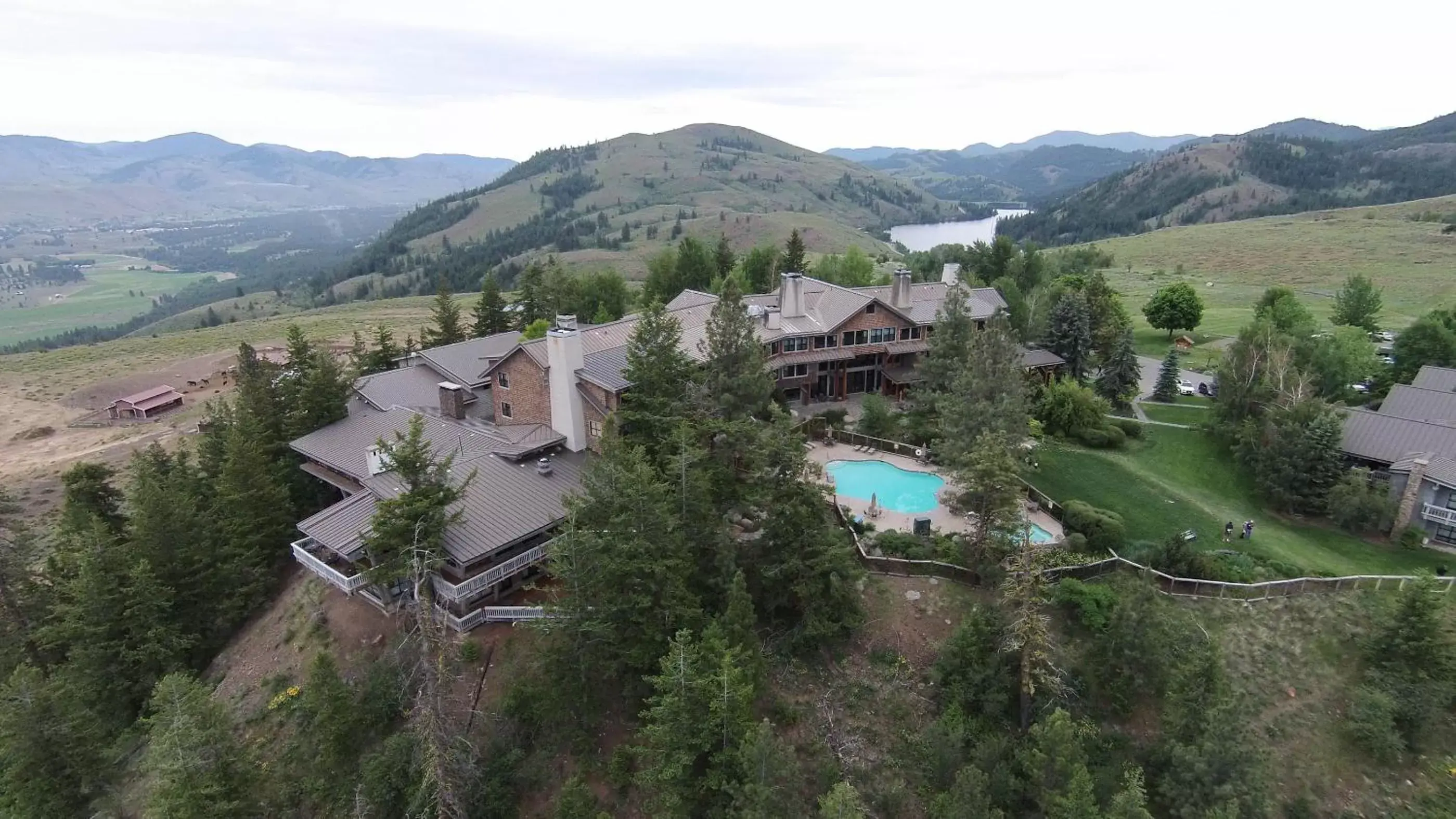 Patio, Bird's-eye View in Sun Mountain Lodge