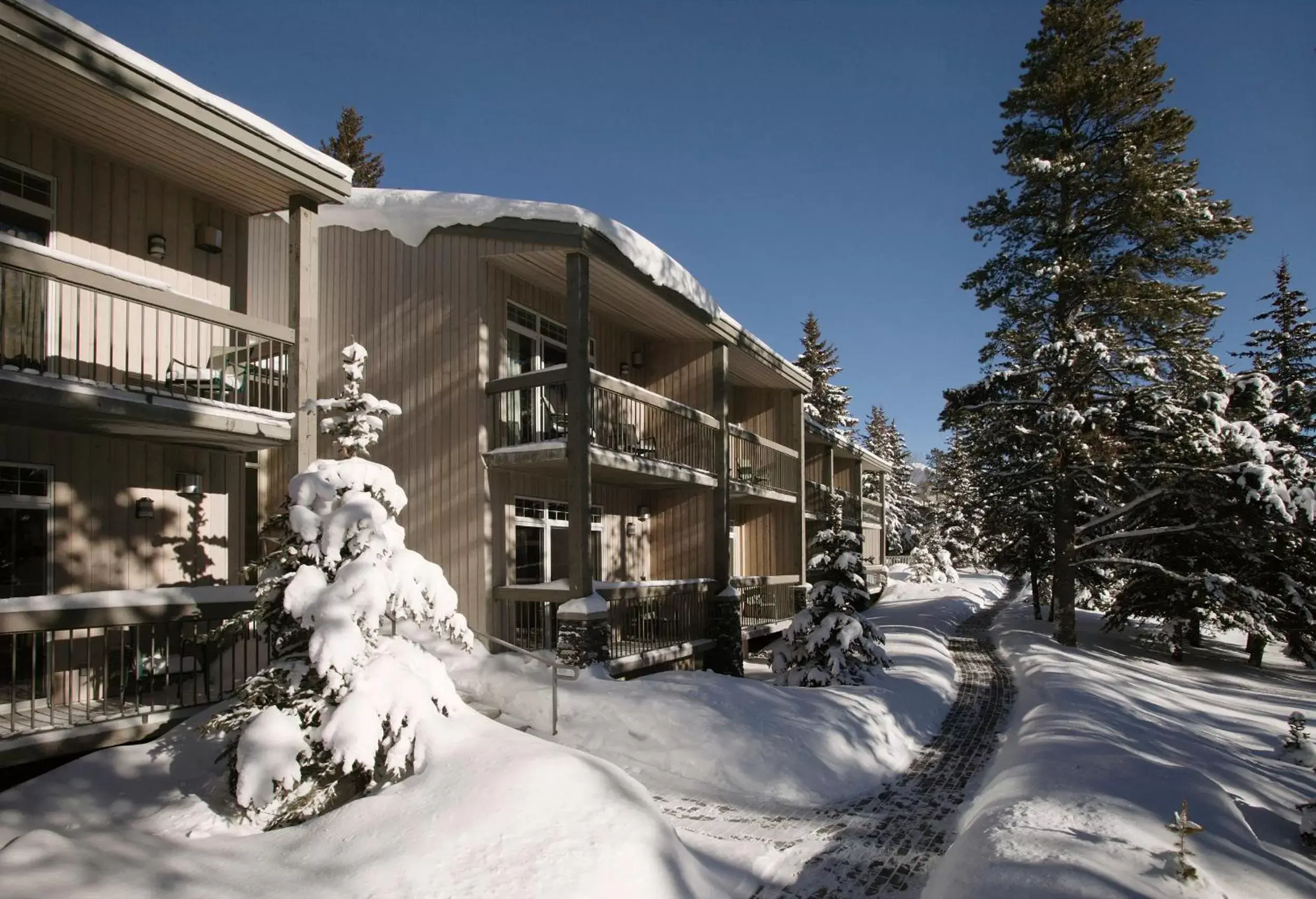 Facade/entrance in Tunnel Mountain Resort