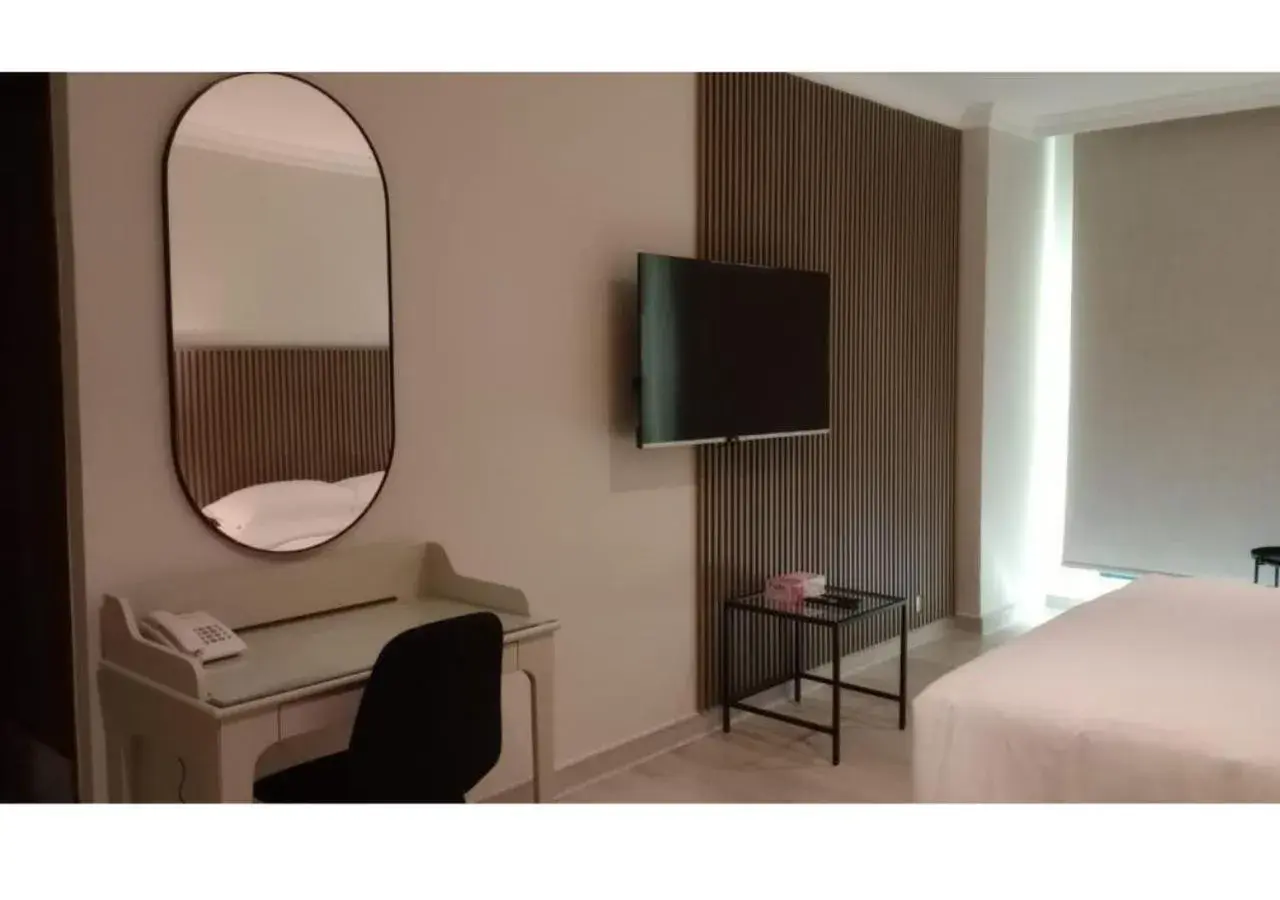 Communal lounge/ TV room, TV/Entertainment Center in Times Square Suite Hotel