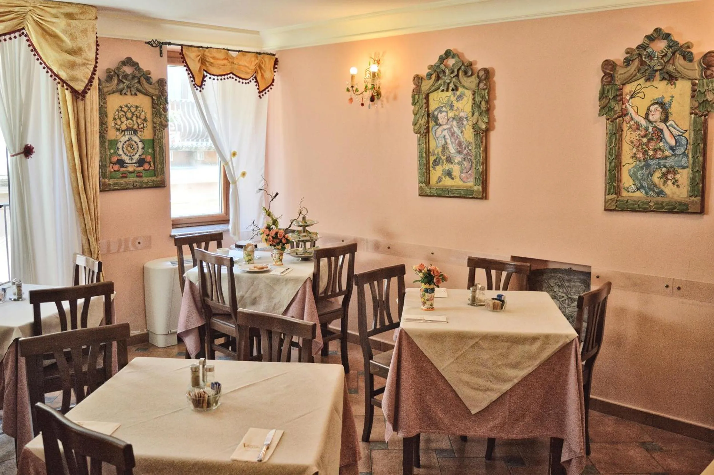 Restaurant/places to eat in Hotel Victoria