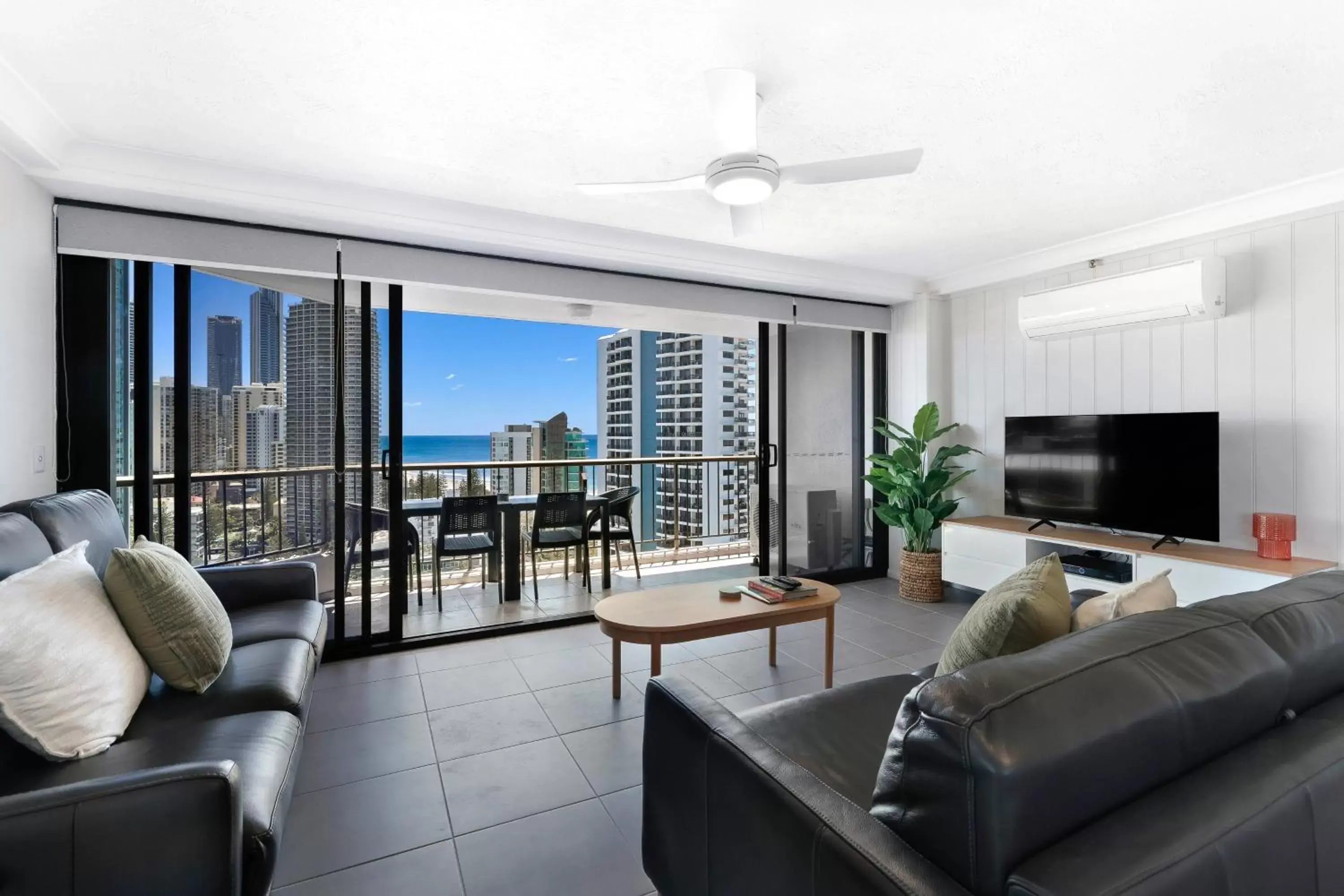 Communal lounge/ TV room, Seating Area in Surfers Century Oceanside Apartments