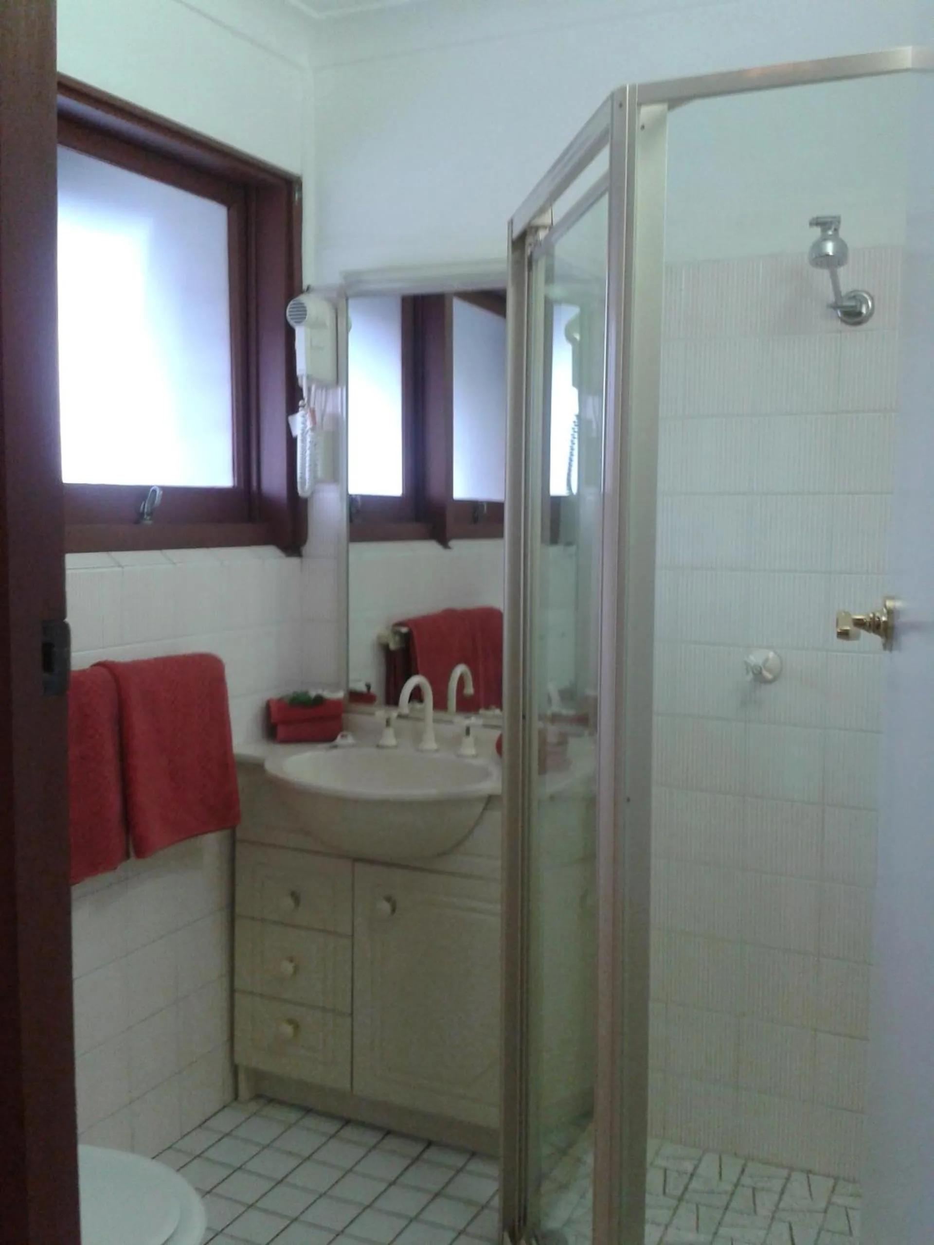 Bathroom in Elsinor Motor Lodge