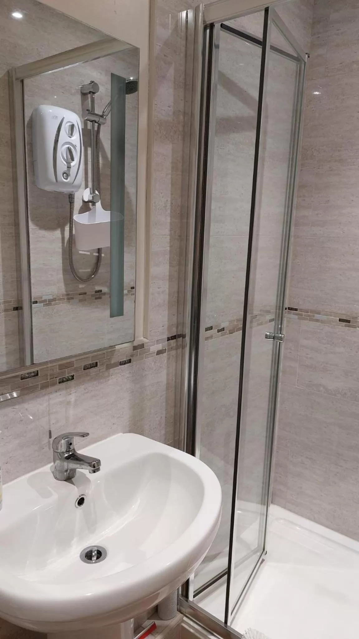 Shower in Westwood Lodge B & B Boston