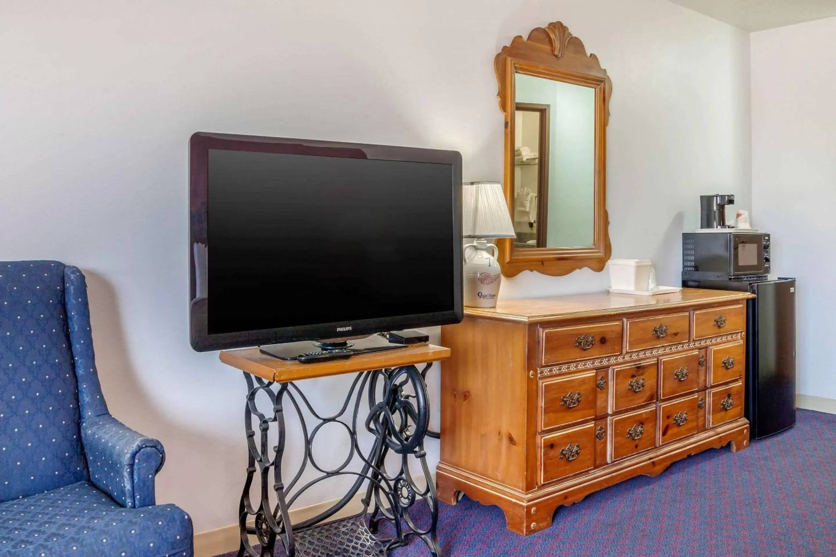 Photo of the whole room, TV/Entertainment Center in Quality Inn & Suites