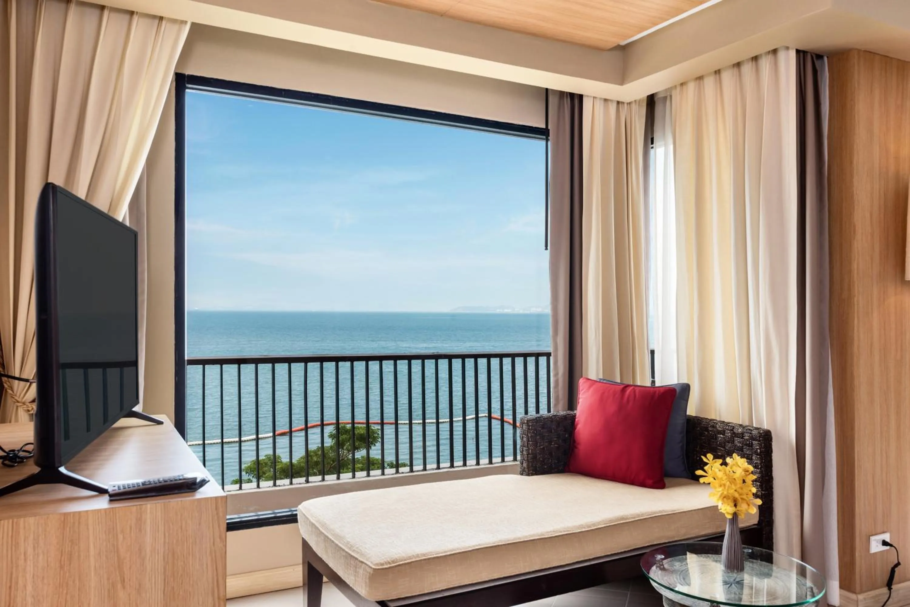 Balcony/Terrace, Bed in Garden Cliff Resort And Spa