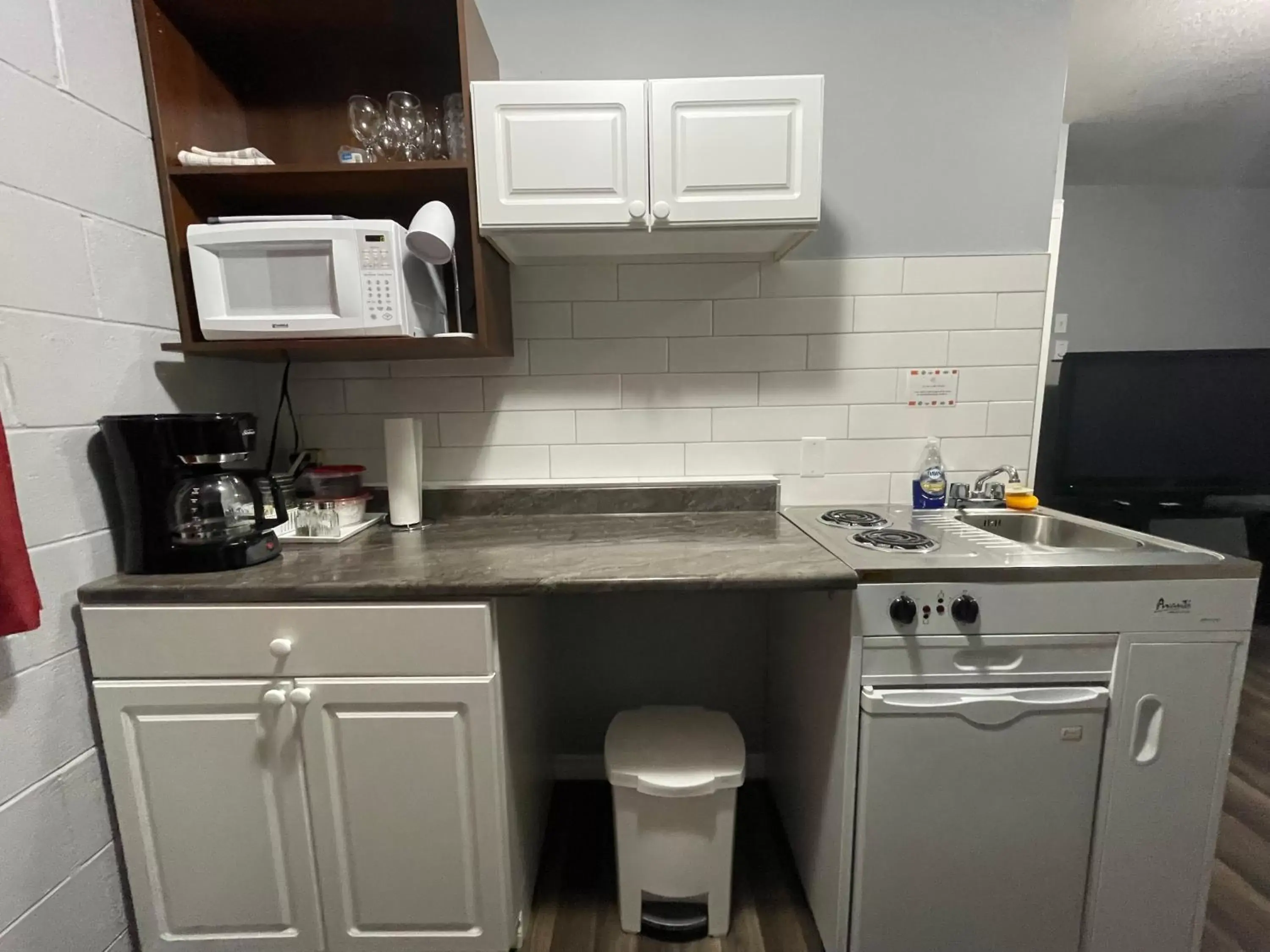 Coffee/tea facilities, Kitchen/Kitchenette in Arrow Lake Motel