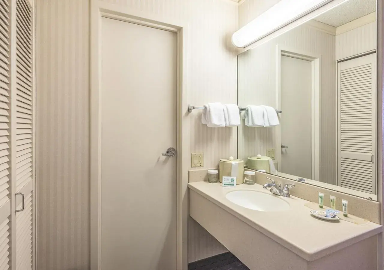 Bathroom in University Place Hotel