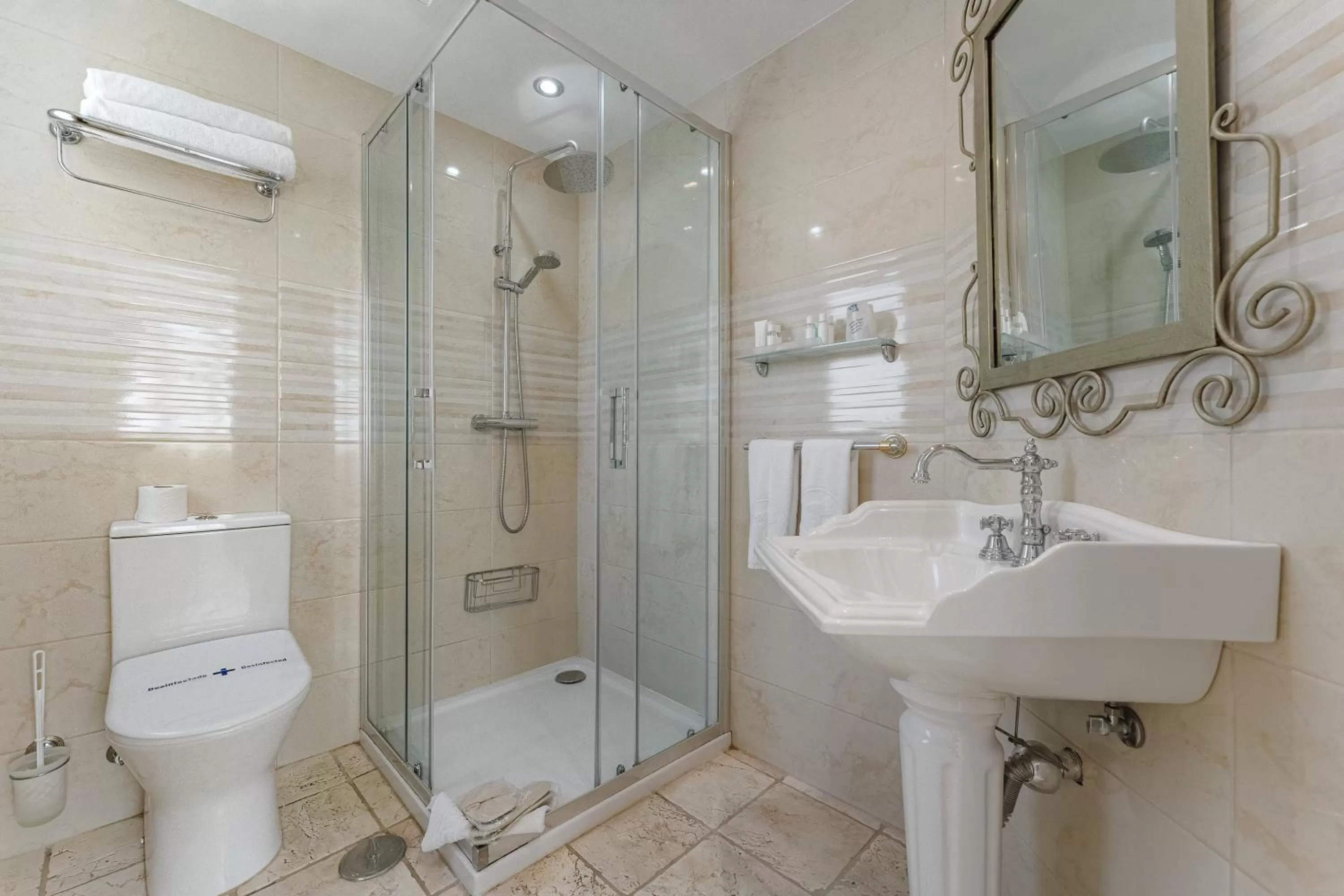 Bathroom in Flamingo Suites Boutique Hotel