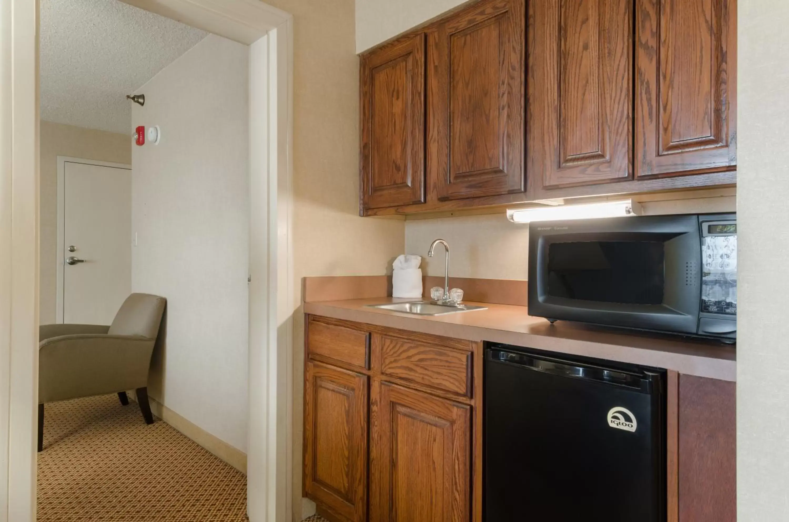 Kitchen or kitchenette, Kitchen/Kitchenette in Red Lion Hotel Cheyenne