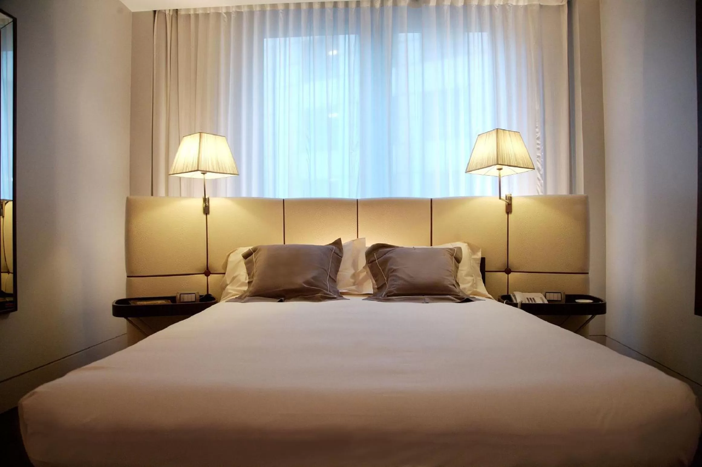 Bedroom, Bed in Sina The Gray