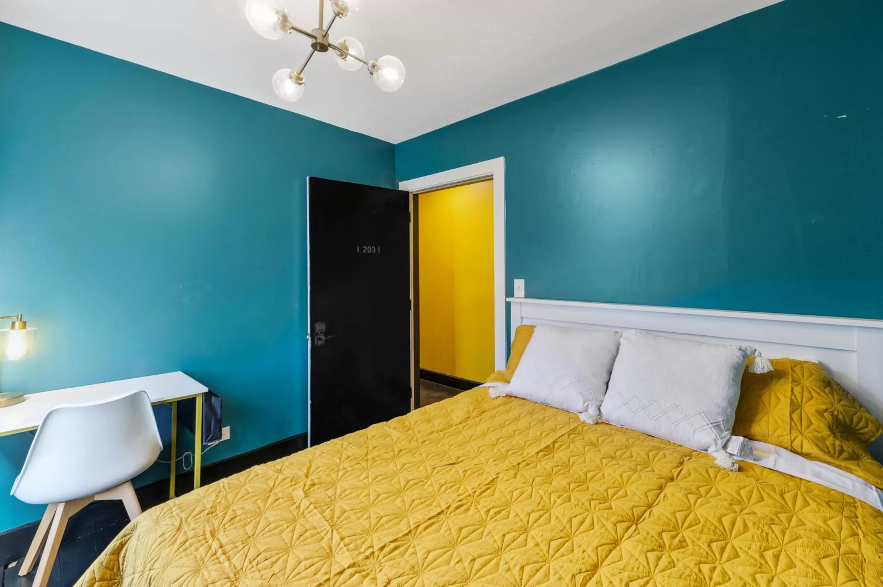 Bedroom, Bed in Randolph Hotel