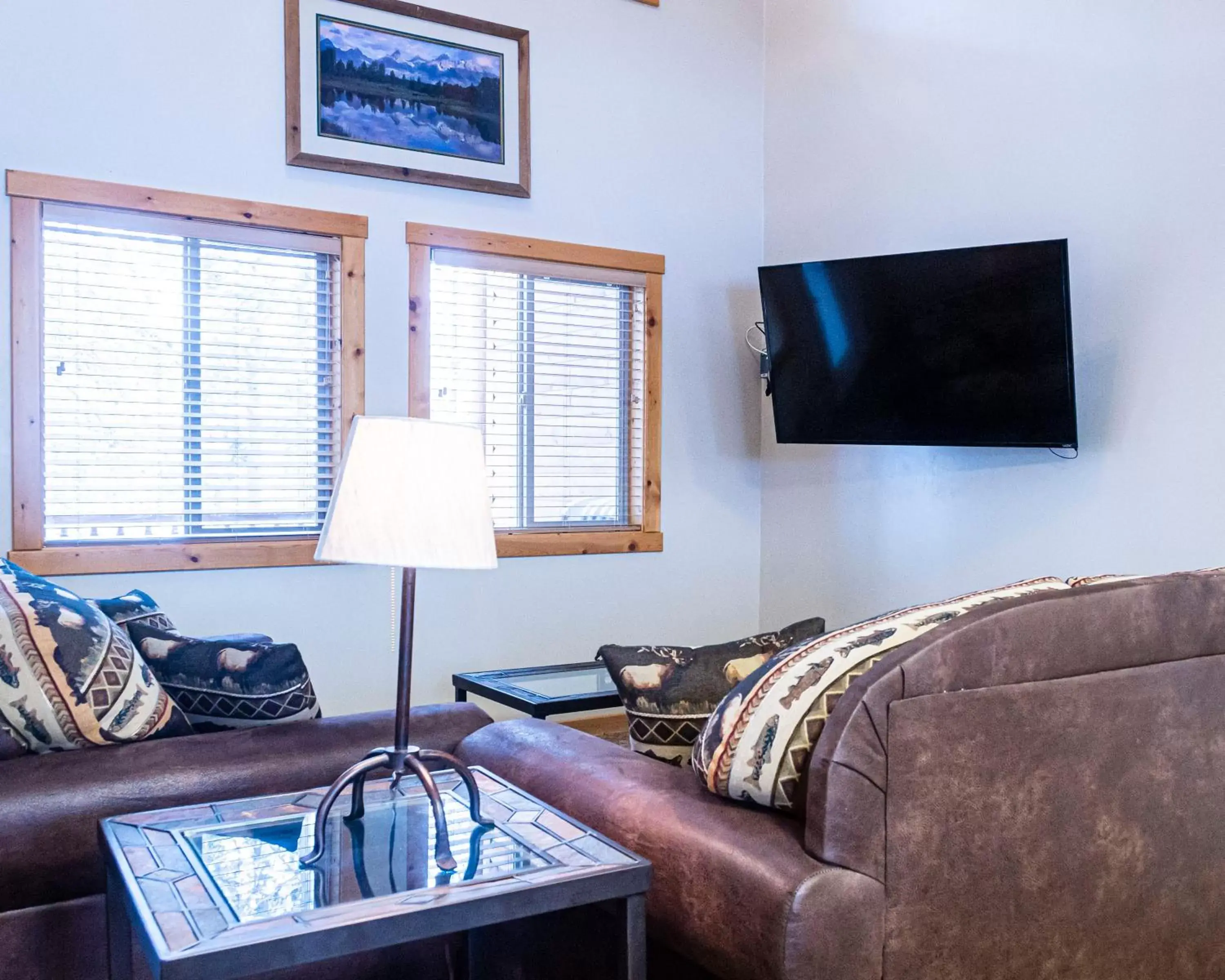 Living room, TV/Entertainment Center in Sawtelle Mountain Resort