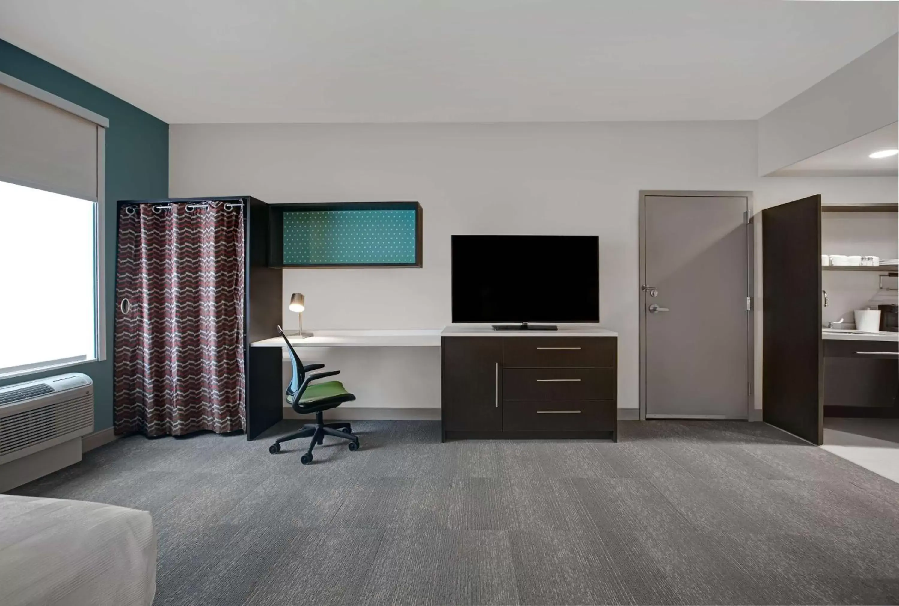 Bedroom, TV/Entertainment Center in Home2 Suites By Hilton Milwaukee Downtown