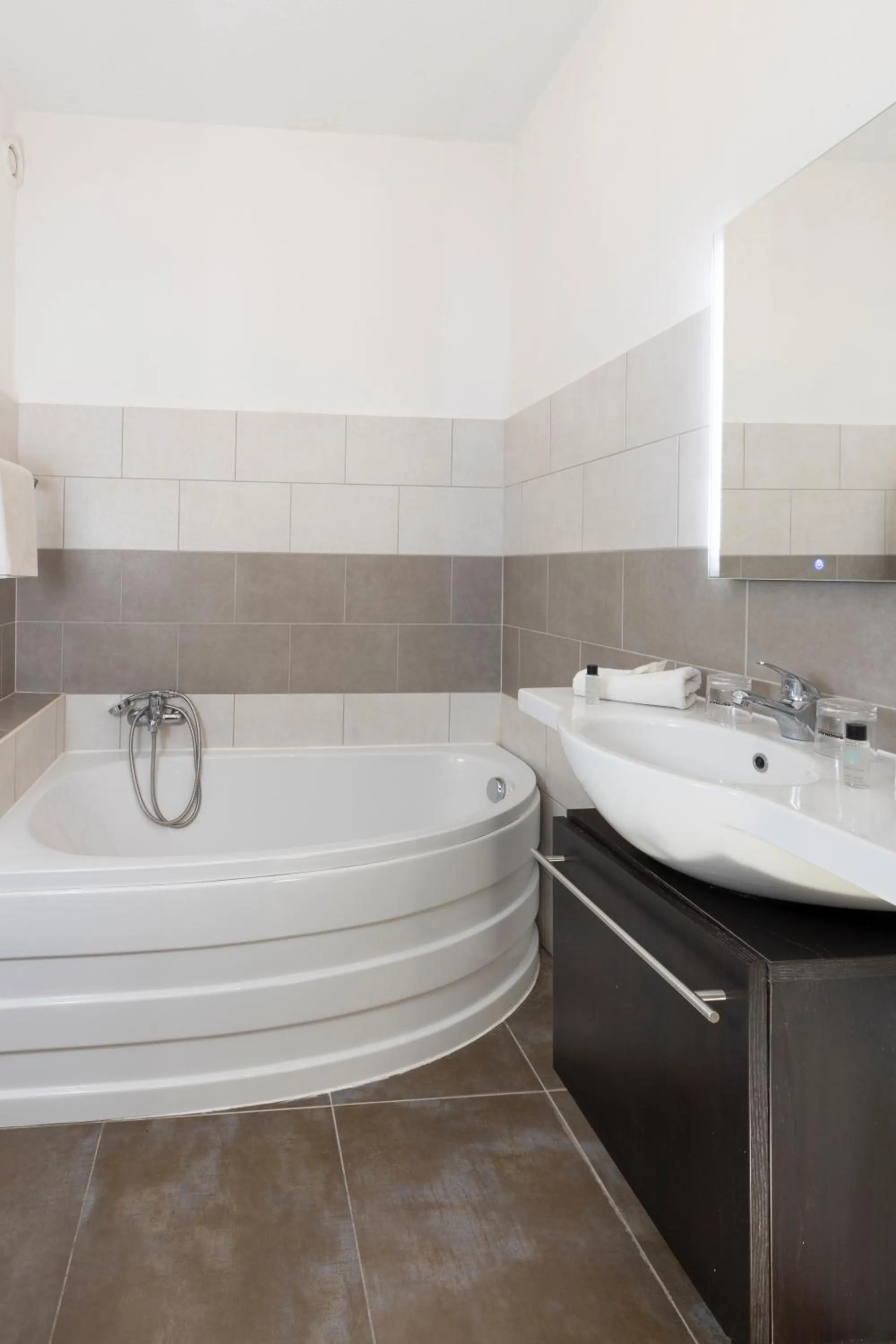 Bathroom in The Originals City, Hôtel Galaxie, Nice Aéroport