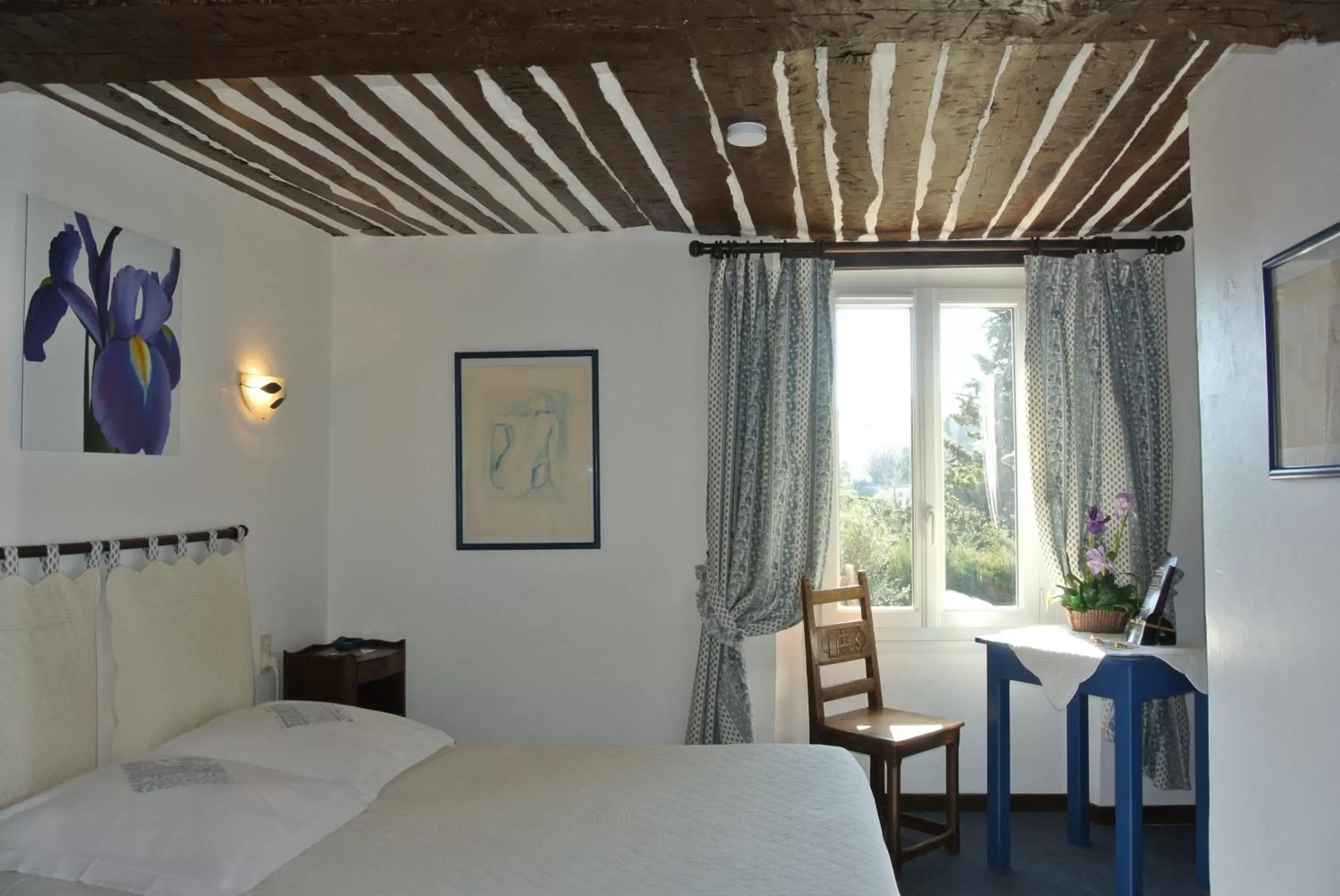 Photo of the whole room, Bed in La Vieille Bastide