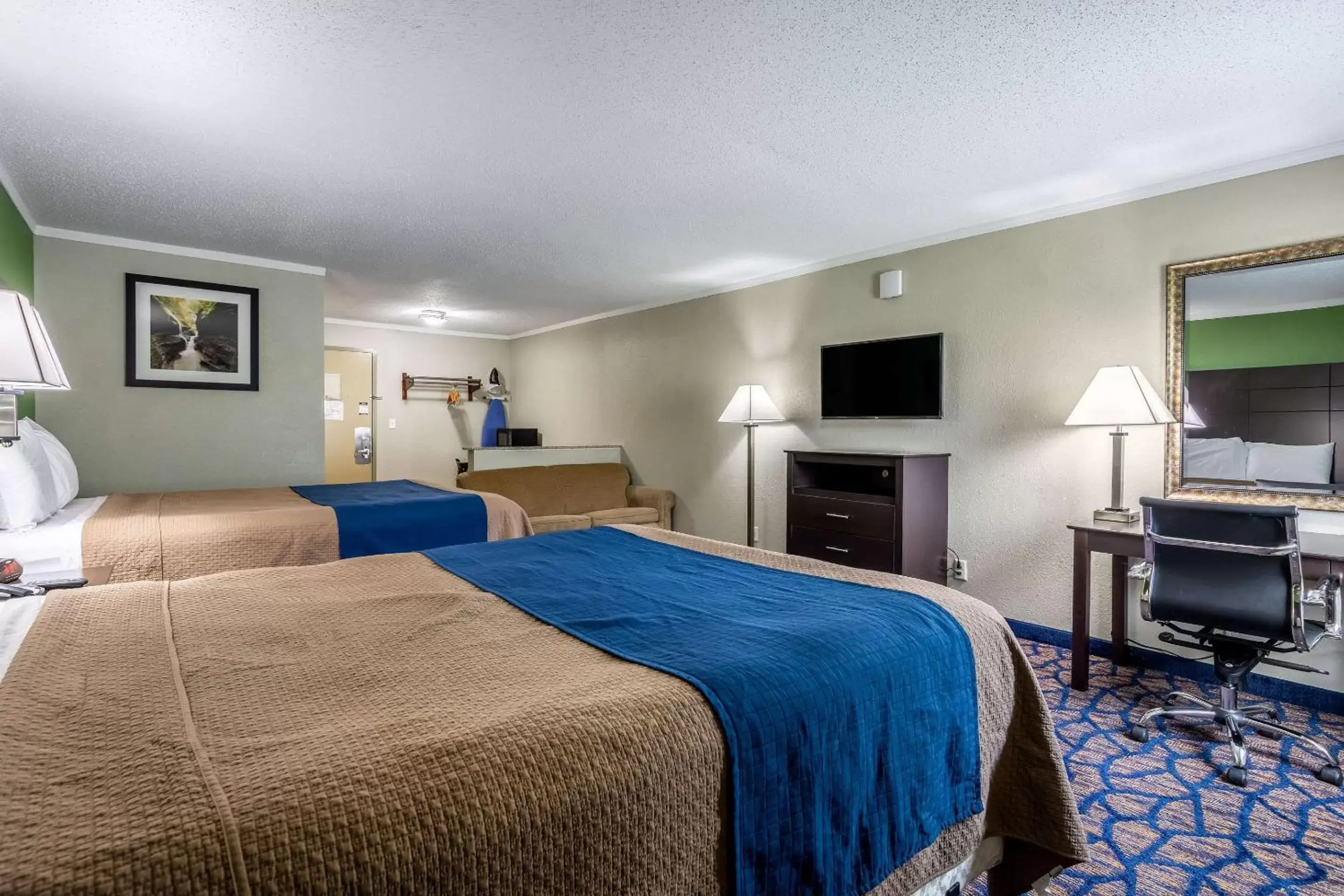 Photo of the whole room, Bed in Rodeway Inn and Suites Ithaca