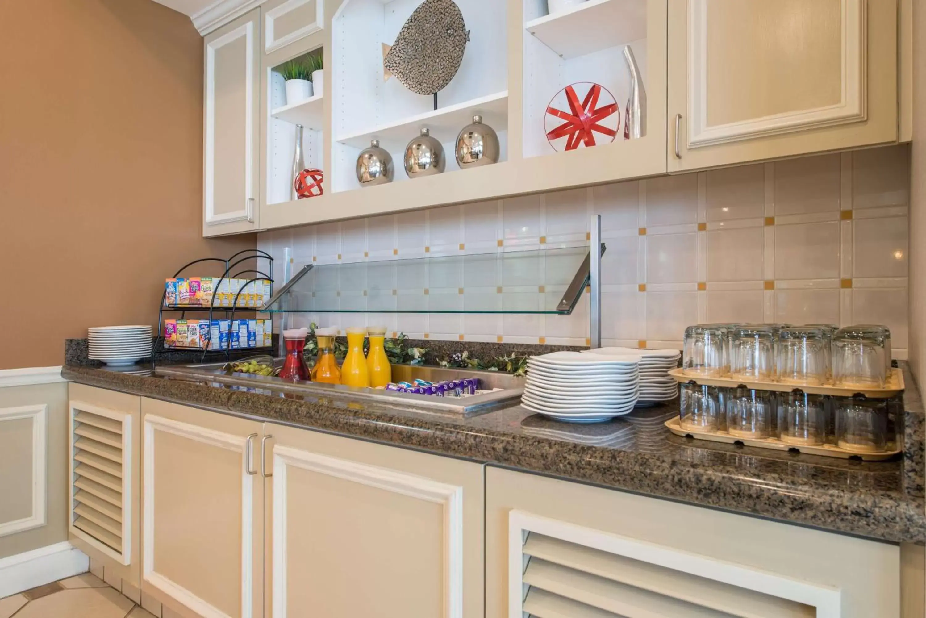 Dining area, Kitchen/Kitchenette in Hilton Garden Inn Lynchburg