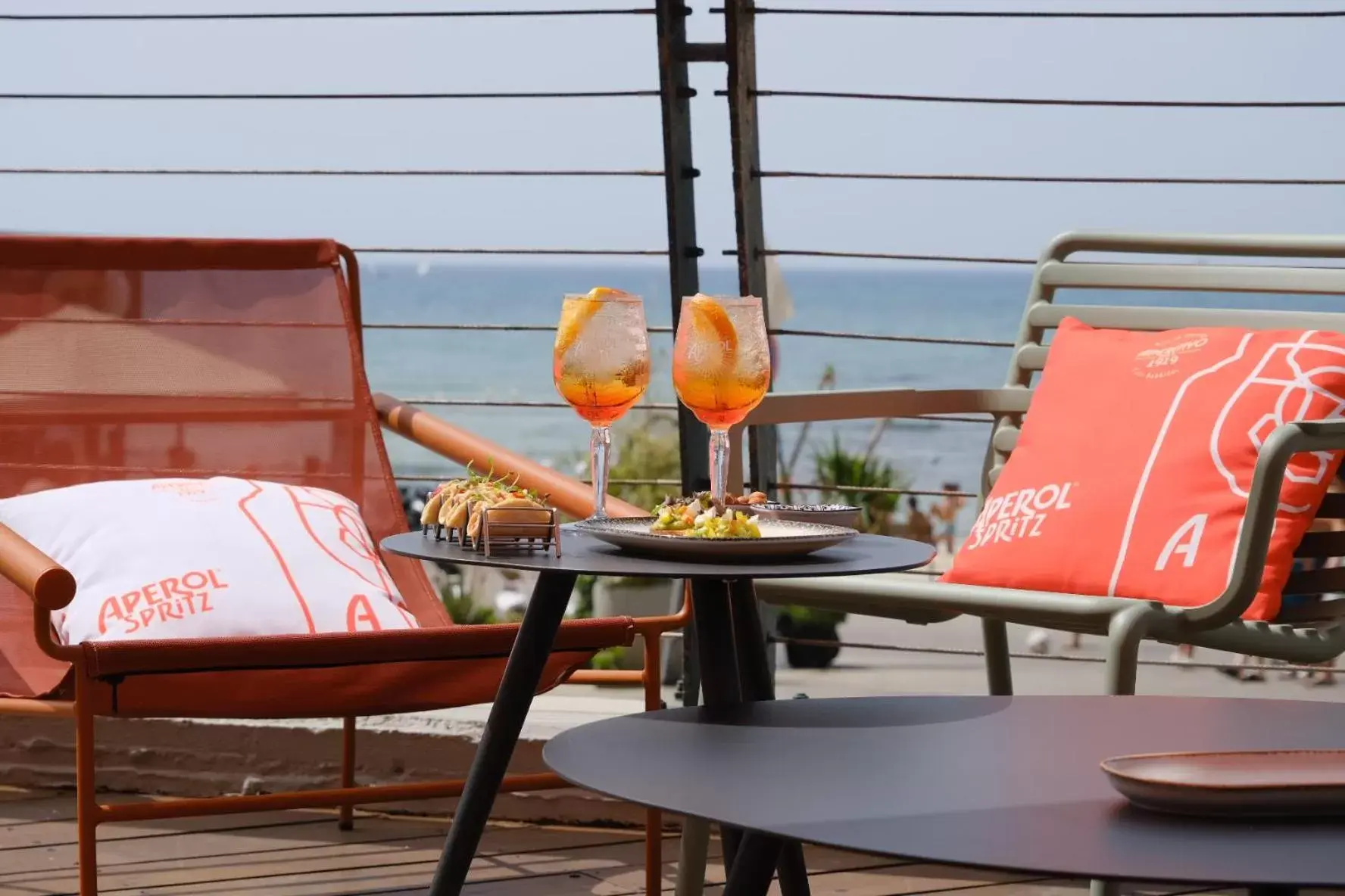 Lounge or bar in Carlton Tel Aviv Hotel – Luxury on the Beach