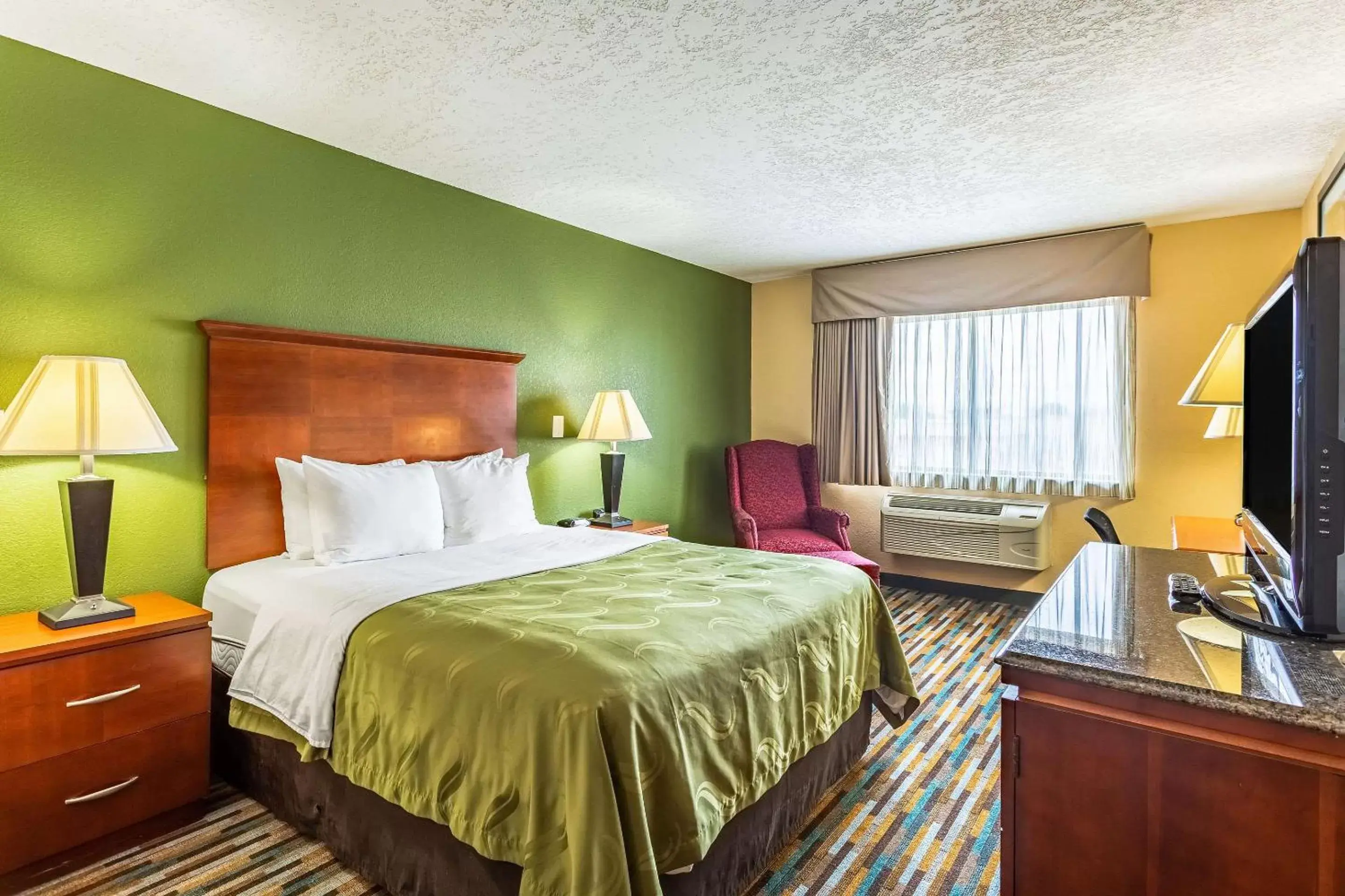 Photo of the whole room, Bed in Quality Inn Los Lunas