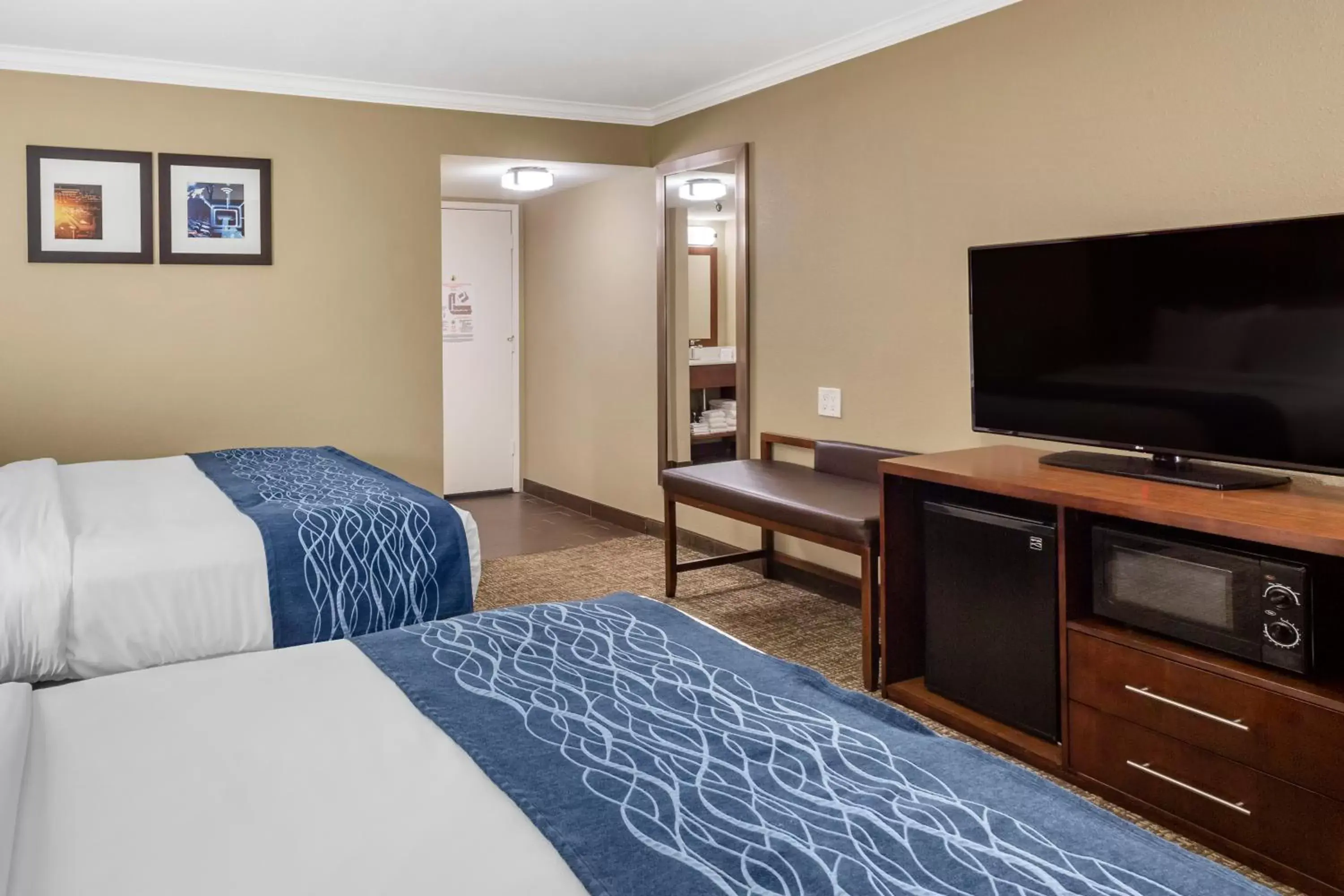 Photo of the whole room, TV/Entertainment Center in Comfort Inn Sunnyvale – Silicon Valley