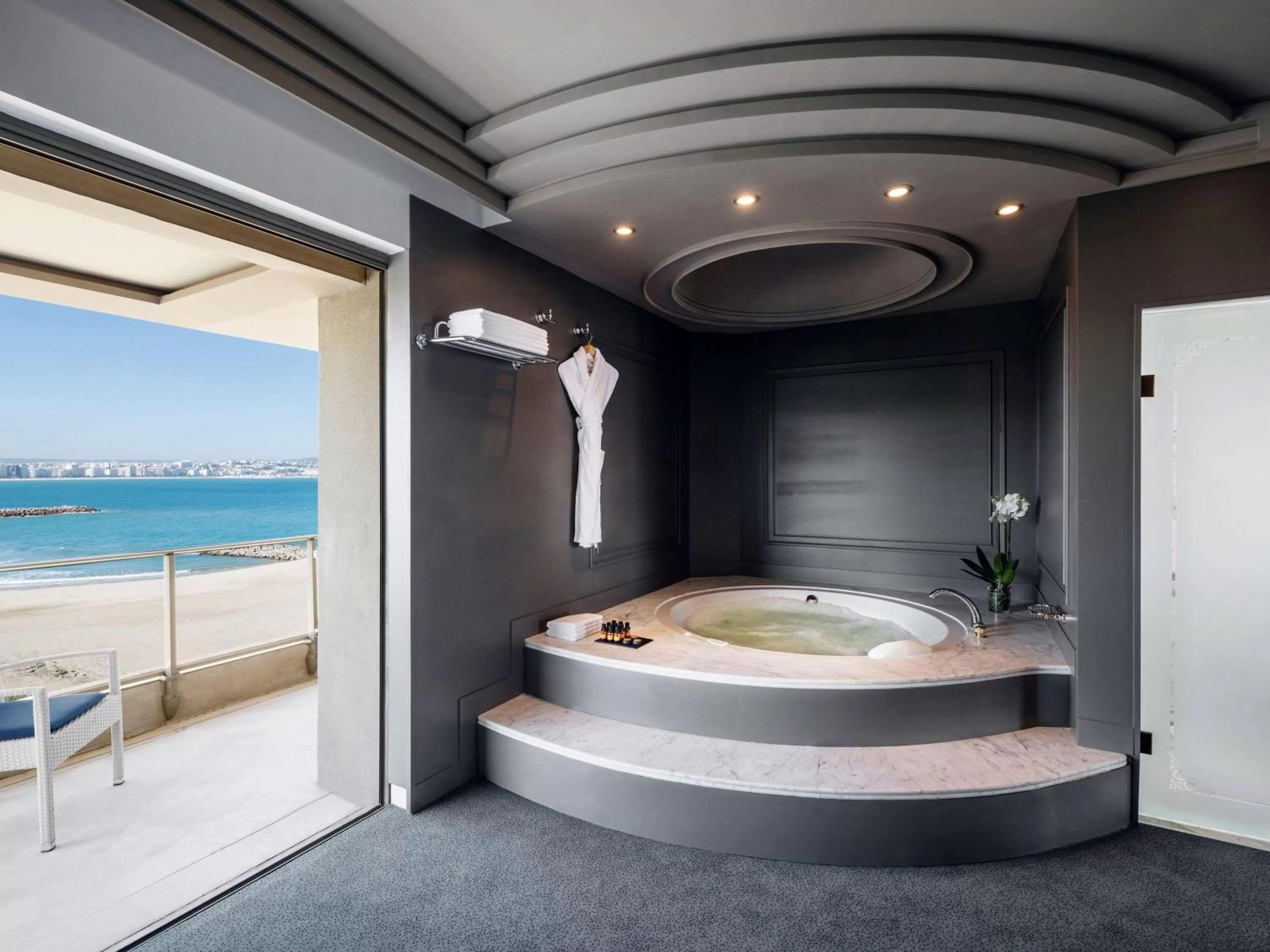 Photo of the whole room, Bathroom in Mövenpick Hotel & Casino Malabata Tanger