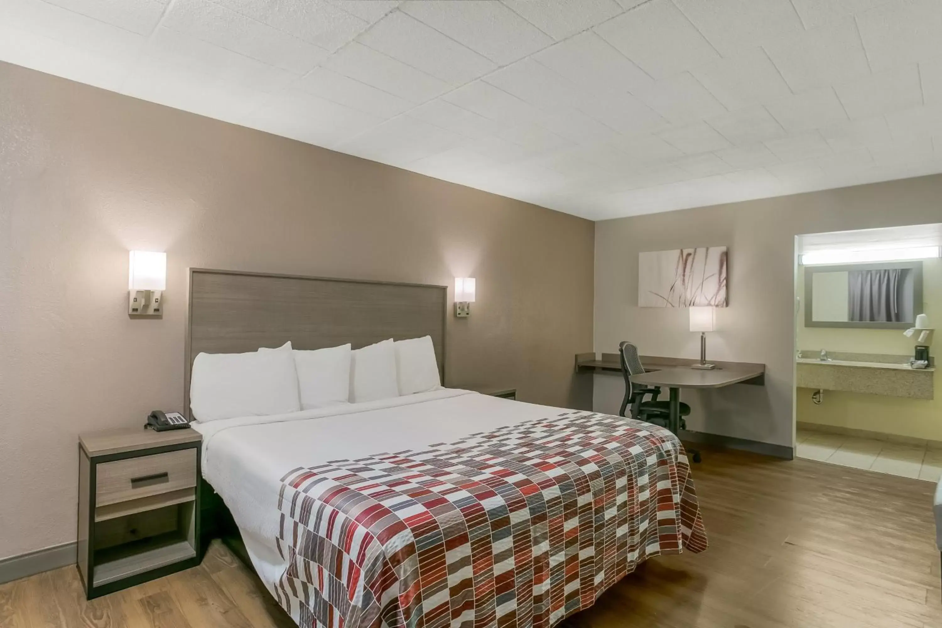 Standard King Room Non-Smoking in Red Roof Inn Baltimore Standard King Room Non-Smoking in Red Roof Inn Baltimore