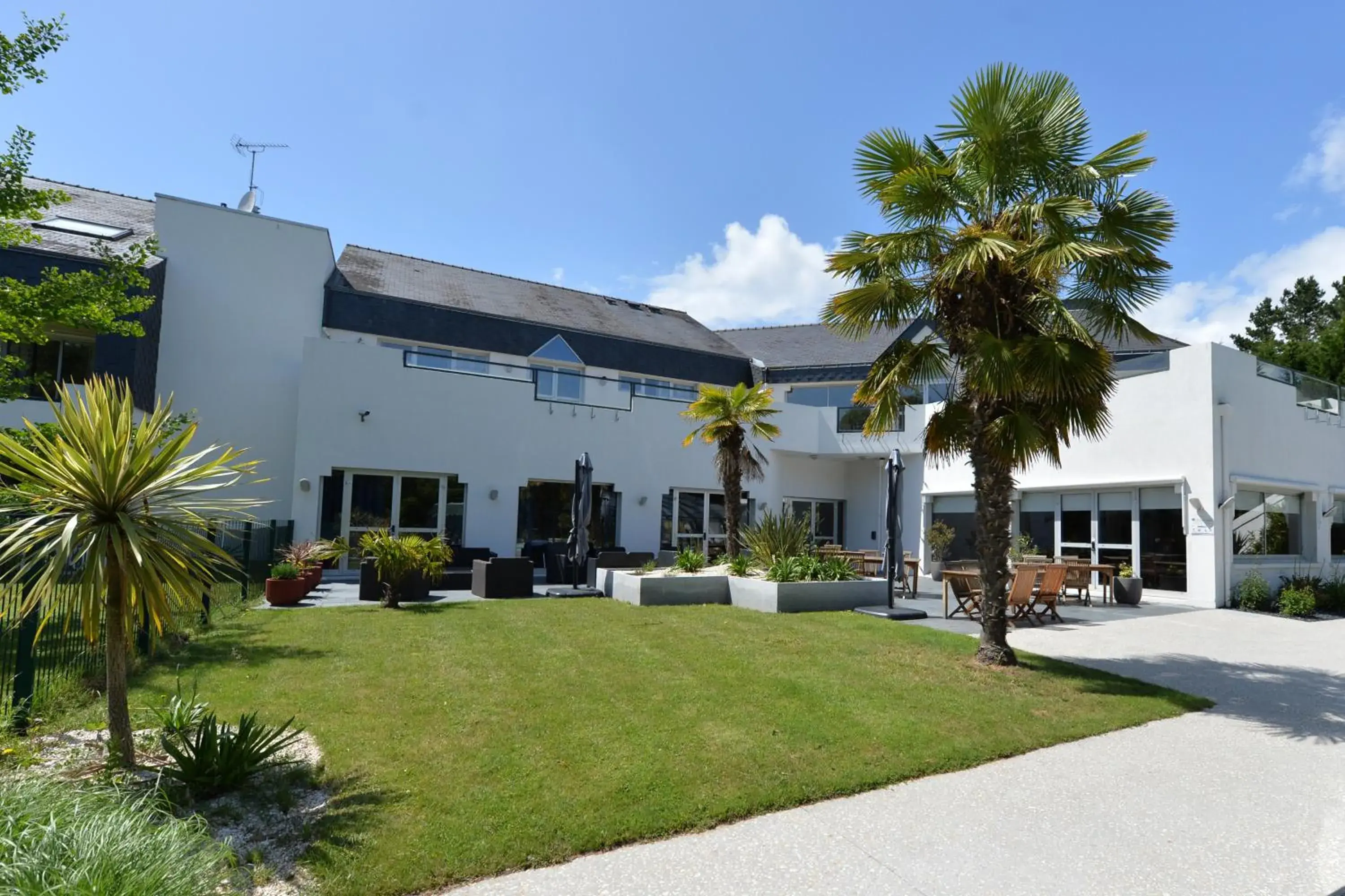 Garden, Property Building in Hôtel du Golf Saint-Laurent