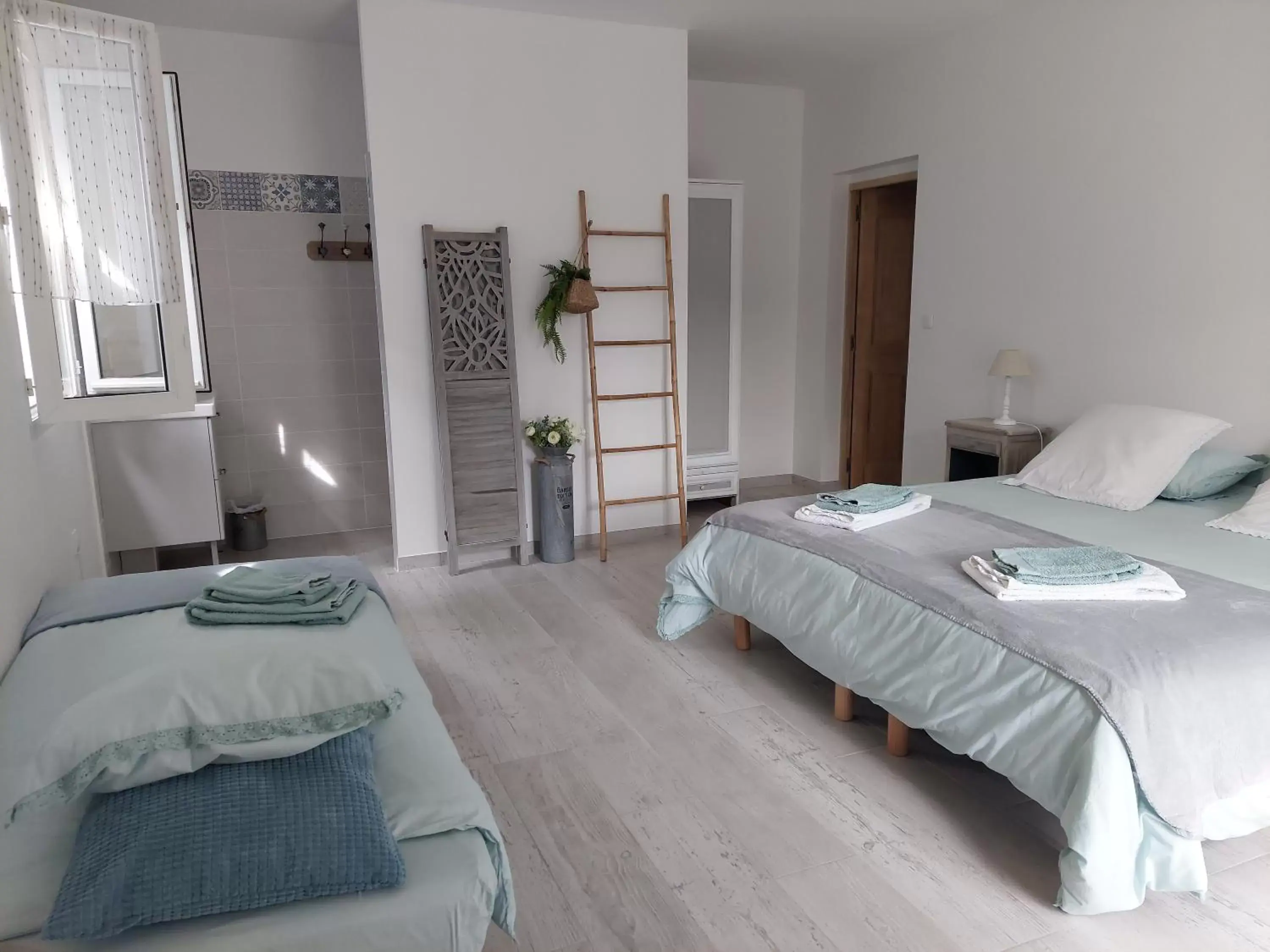 Photo of the whole room, Bed in Maison d'Hôtes & Spa La Chêneraie-Provence Ventoux