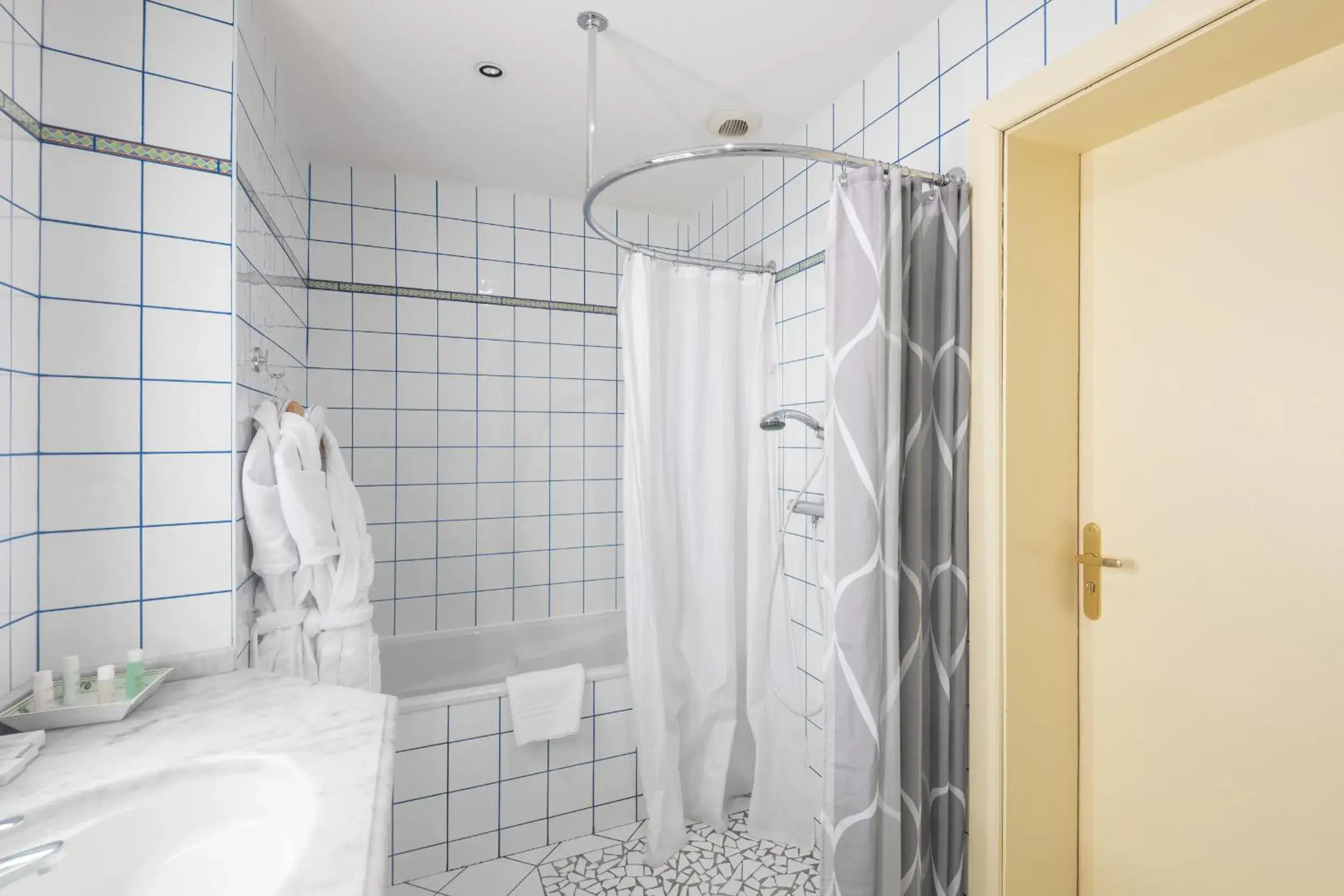 Shower, Bathroom in Le Manoir Au Lac