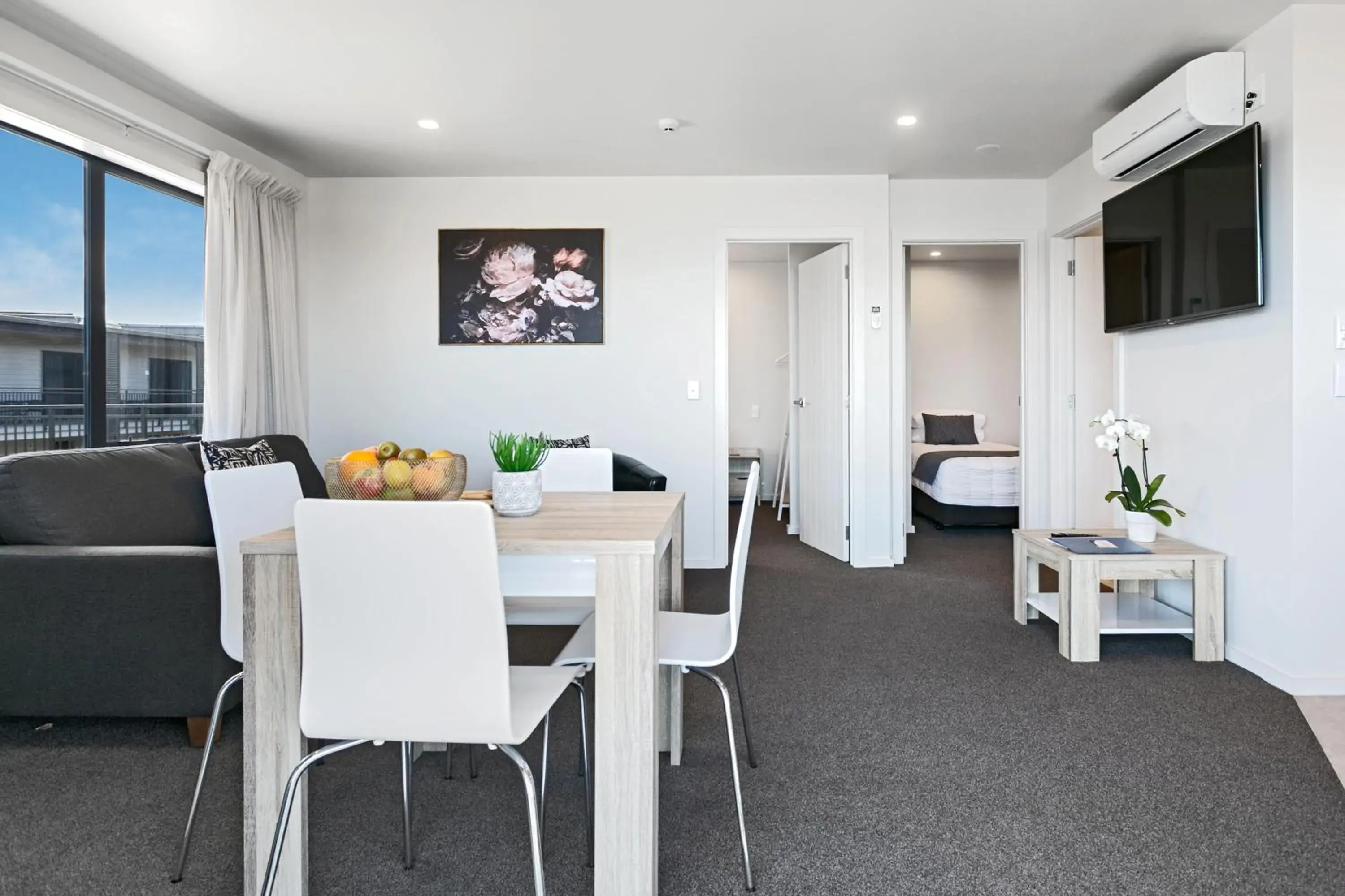 TV and multimedia, Dining Area in Acacia Lake View Motel