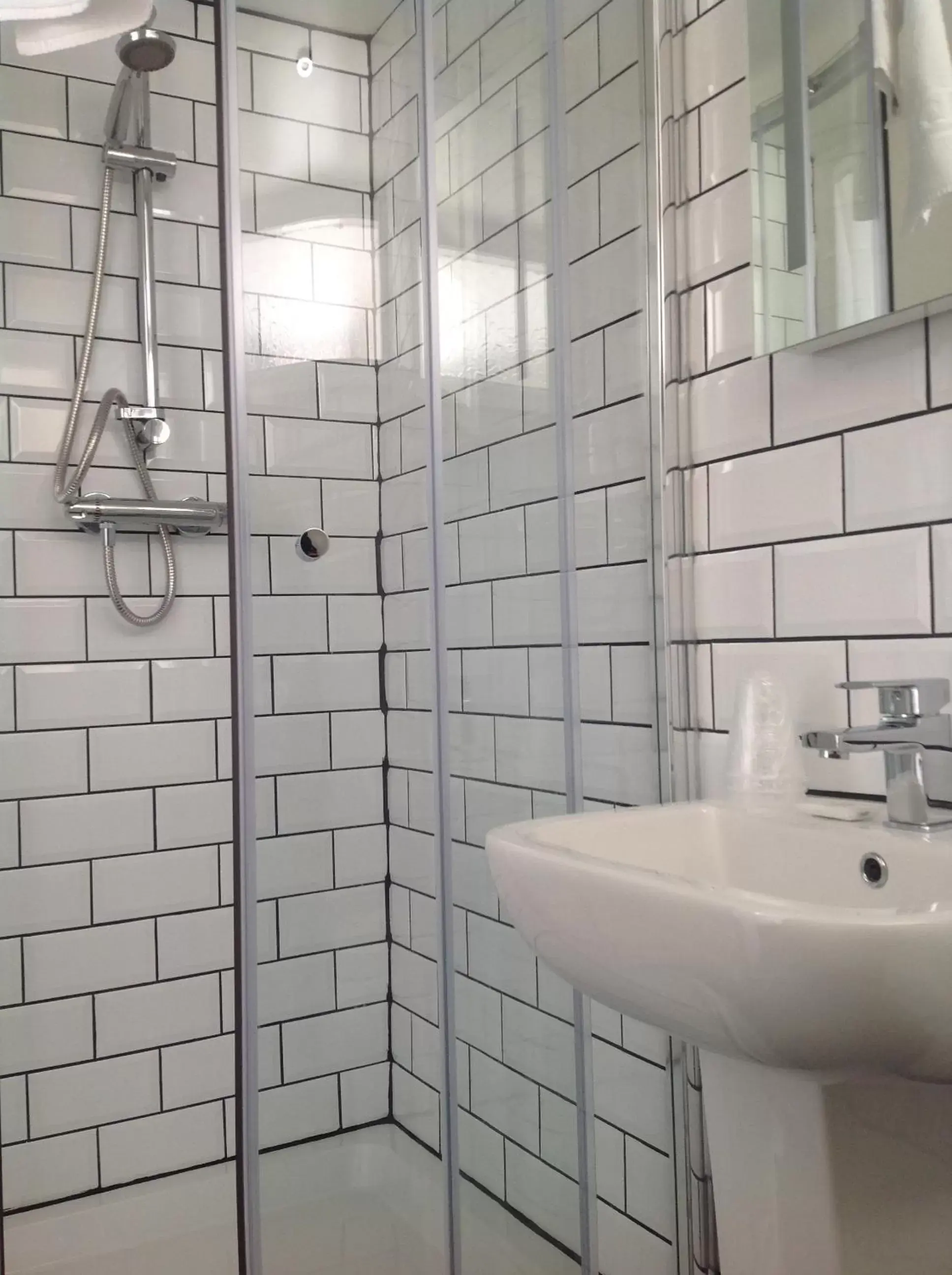 Shower, Bathroom in Happy Return Hotel
