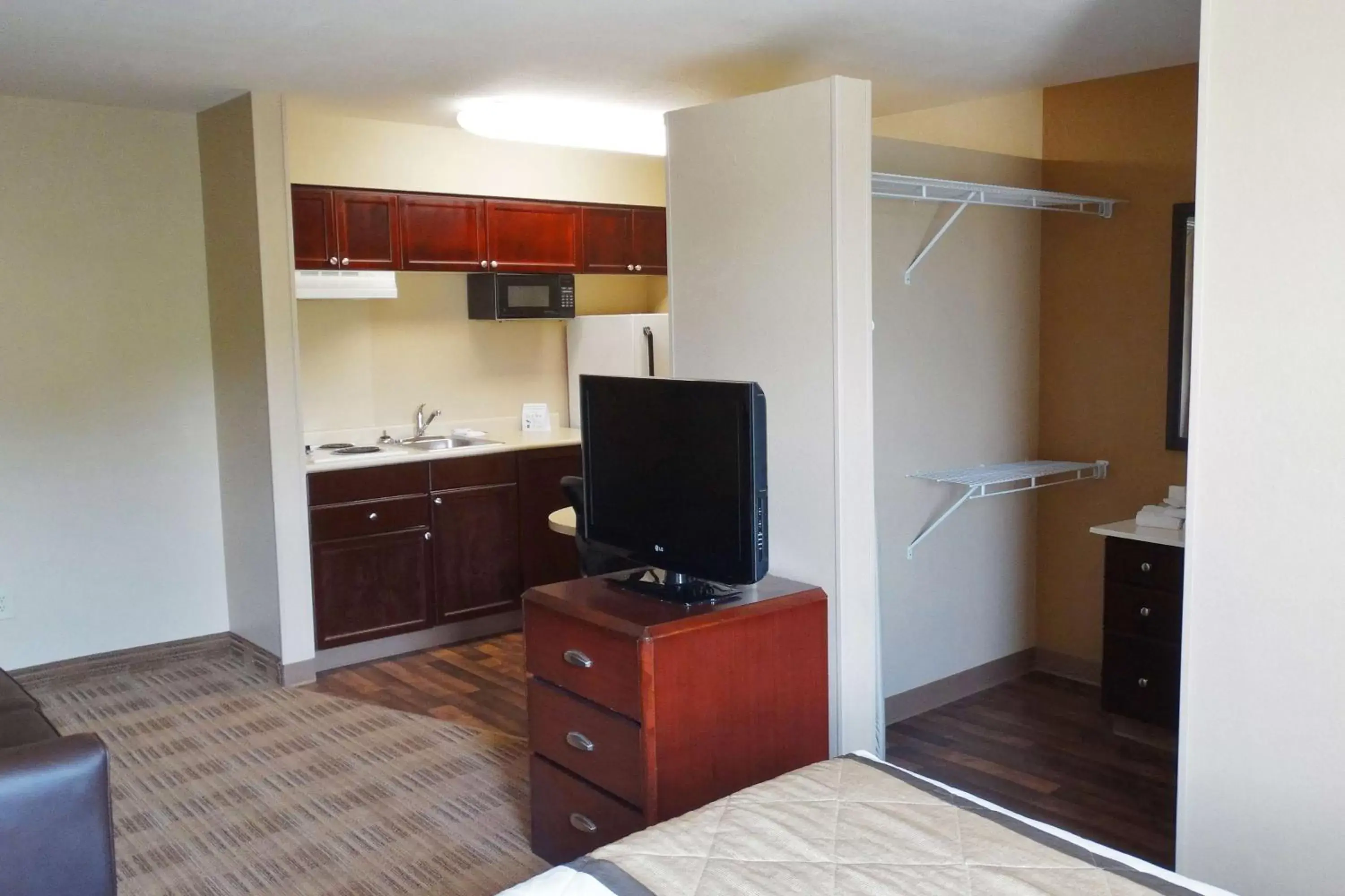 Bedroom, TV/Entertainment Center in Extended Stay America Suites - Jacksonville - Deerwood Park