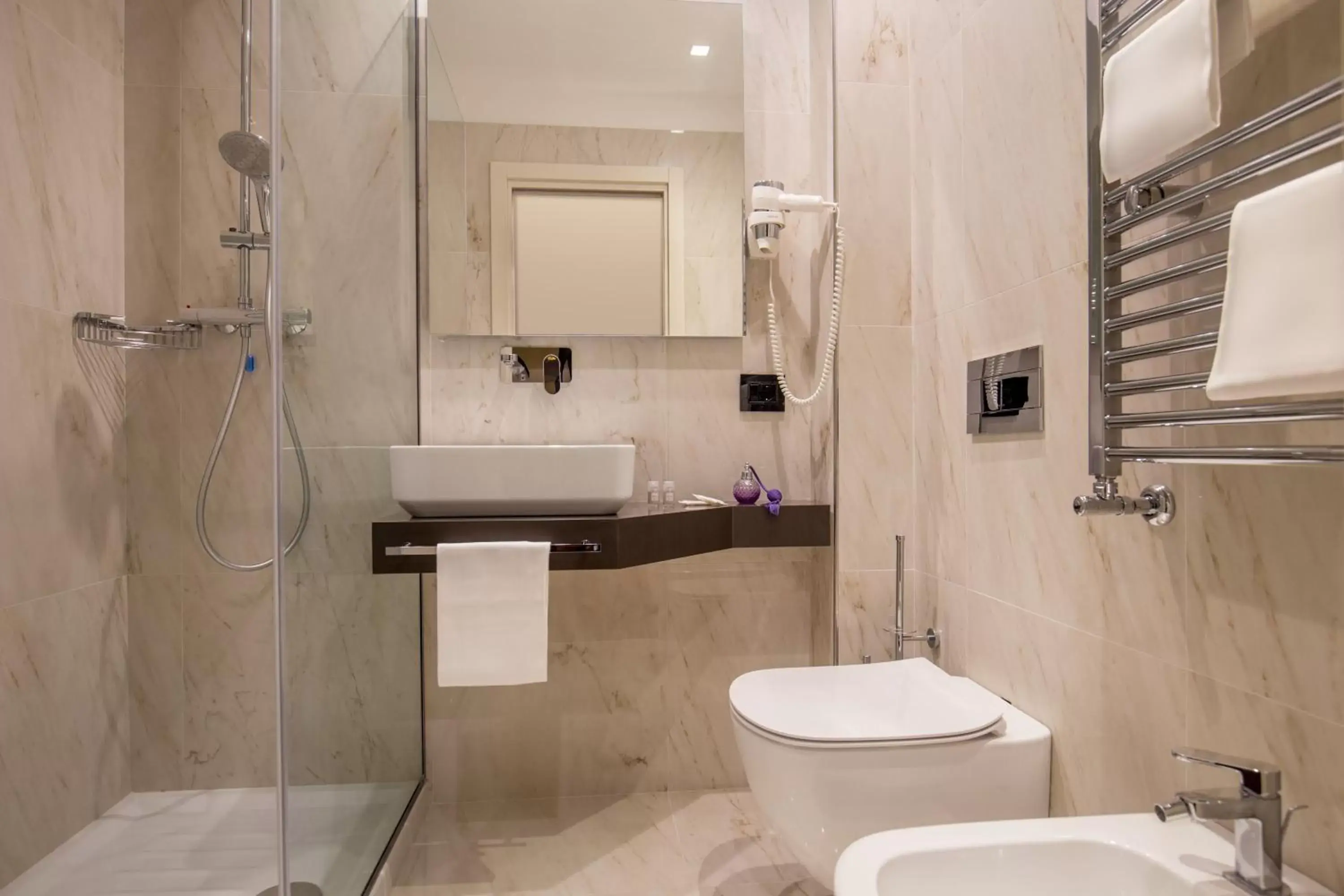 Shower, Bathroom in Hotel Gioberti