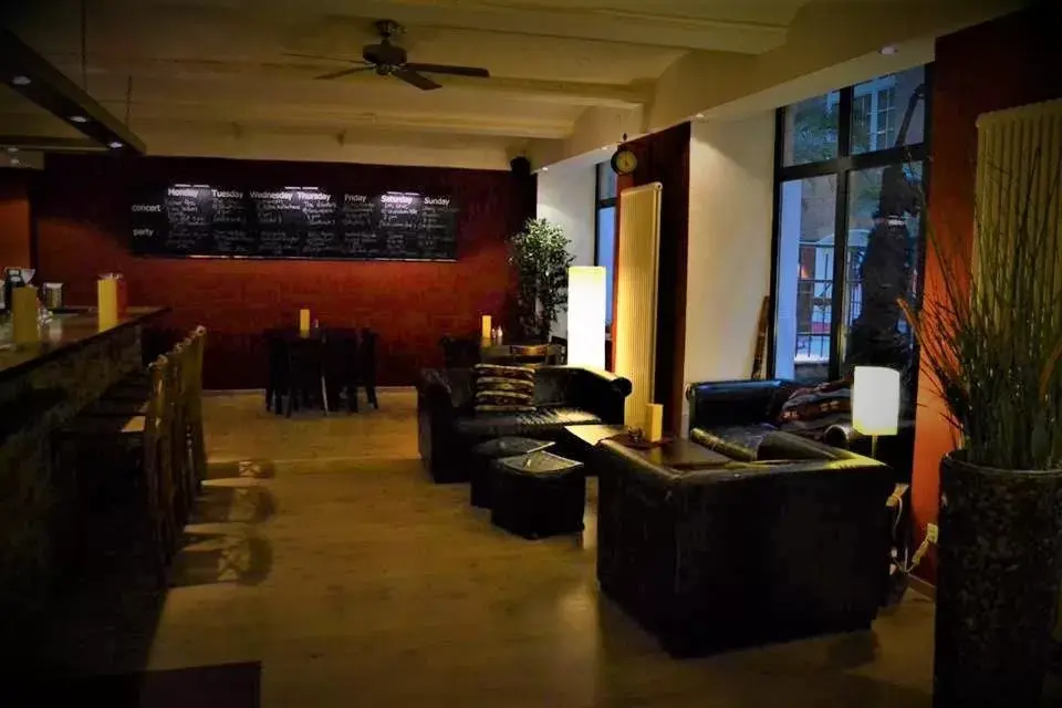 Lobby or reception, Lounge/Bar in Singer109 Hotel & Hostel