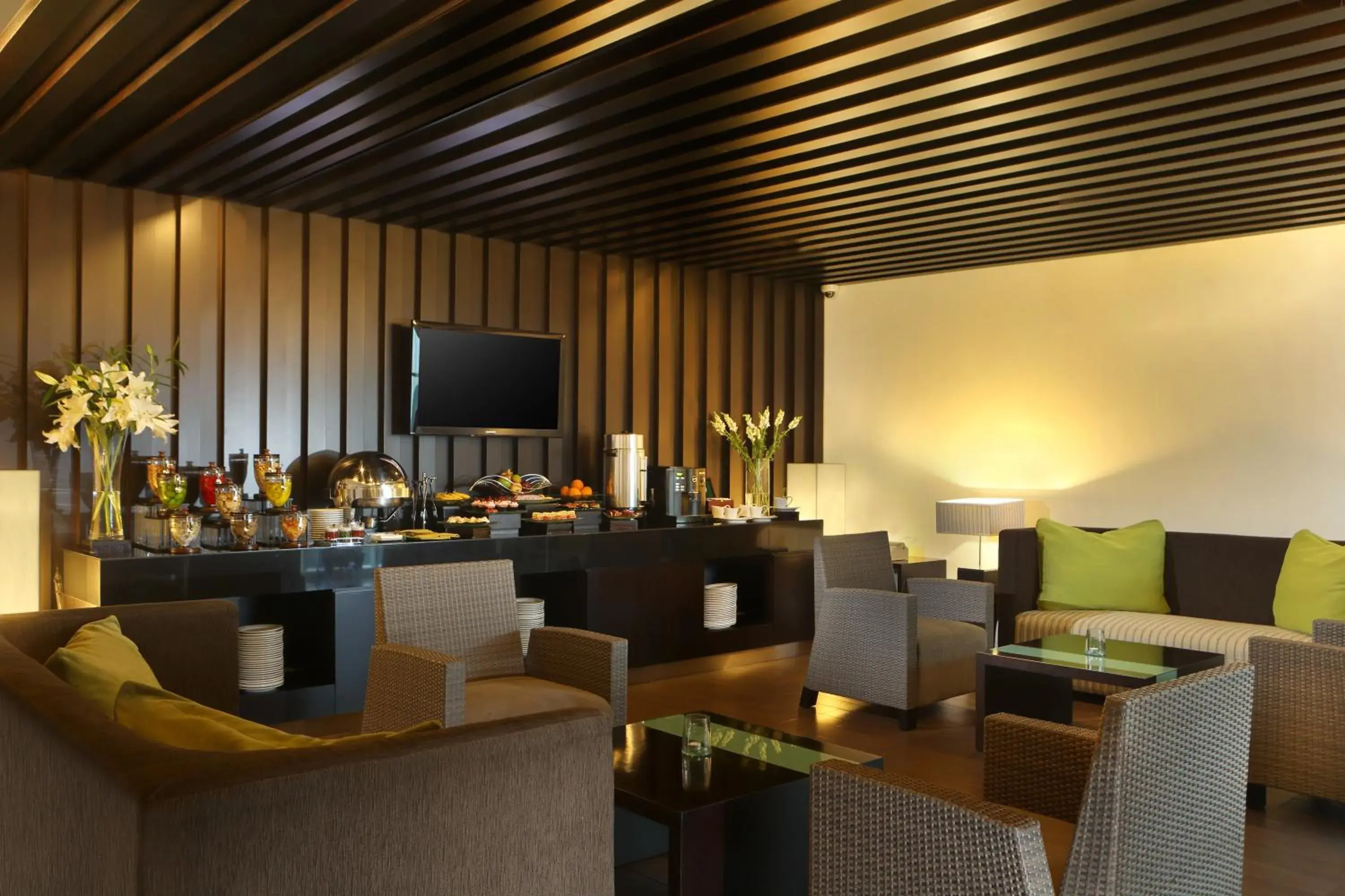 Lounge or bar, Restaurant/Places to Eat in Hotel Santika Bogor