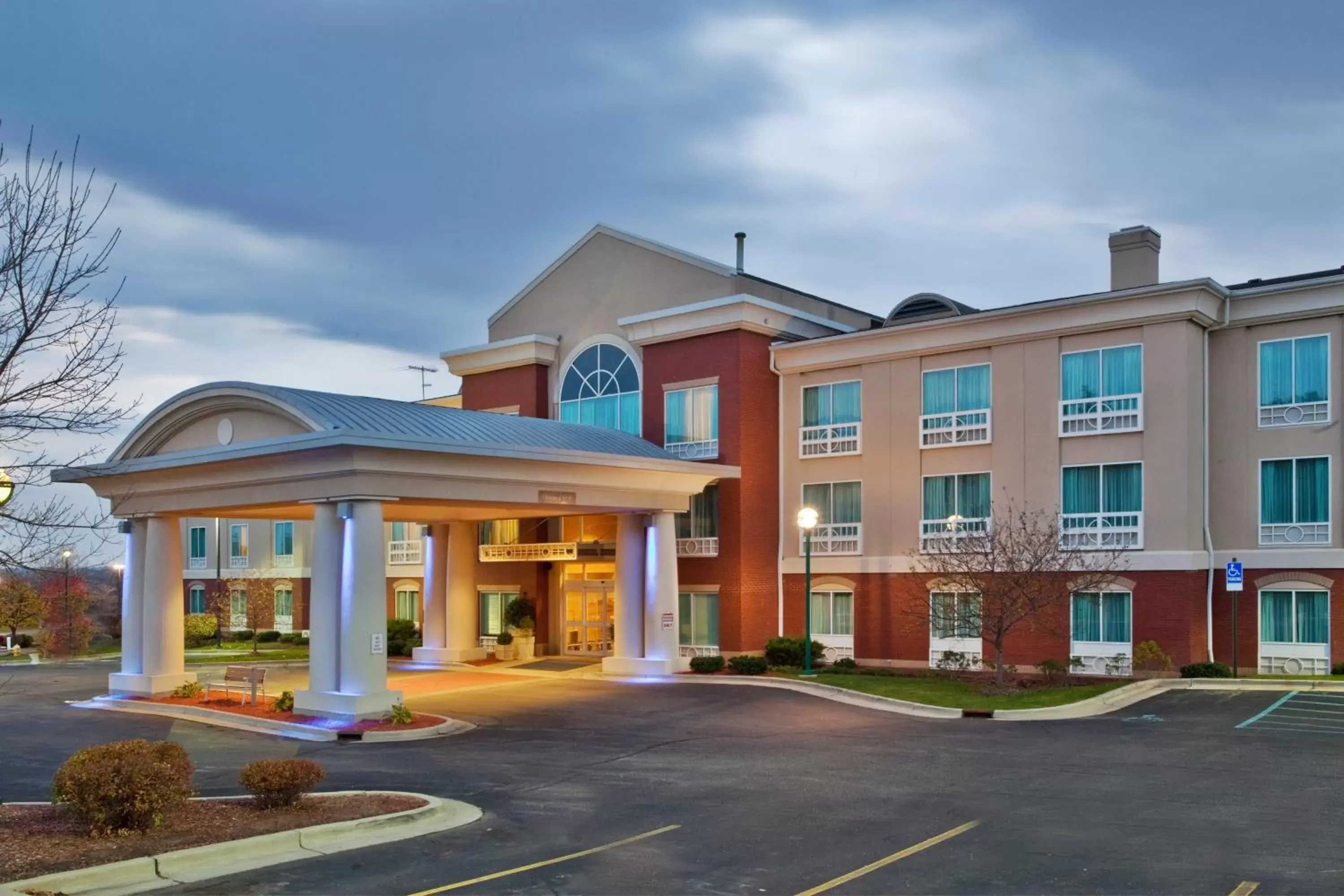 Property Building in Holiday Inn Express Hotel & Suites Grand Rapids-North, an IHG Hotel