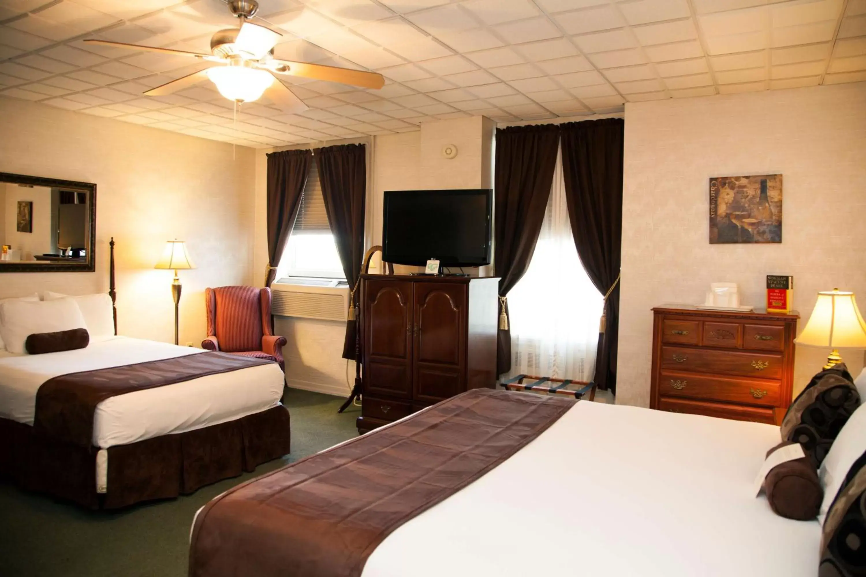 Photo of the whole room, Bed in Genetti Hotel, SureStay Collection by Best Western