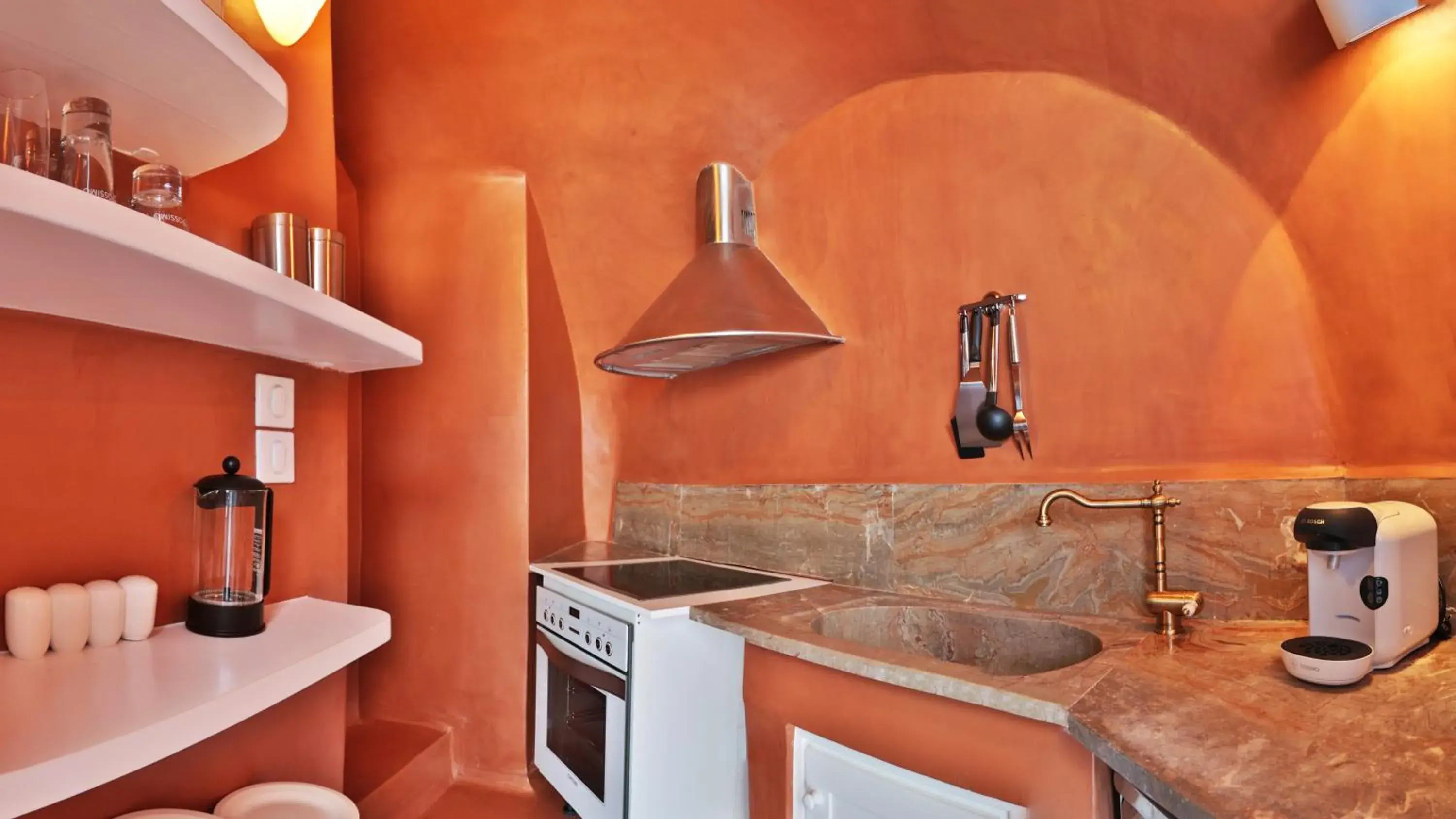 Coffee/tea facilities in Trieris Villa & Suites Coffee/tea facilities in Trieris Villa & Suites