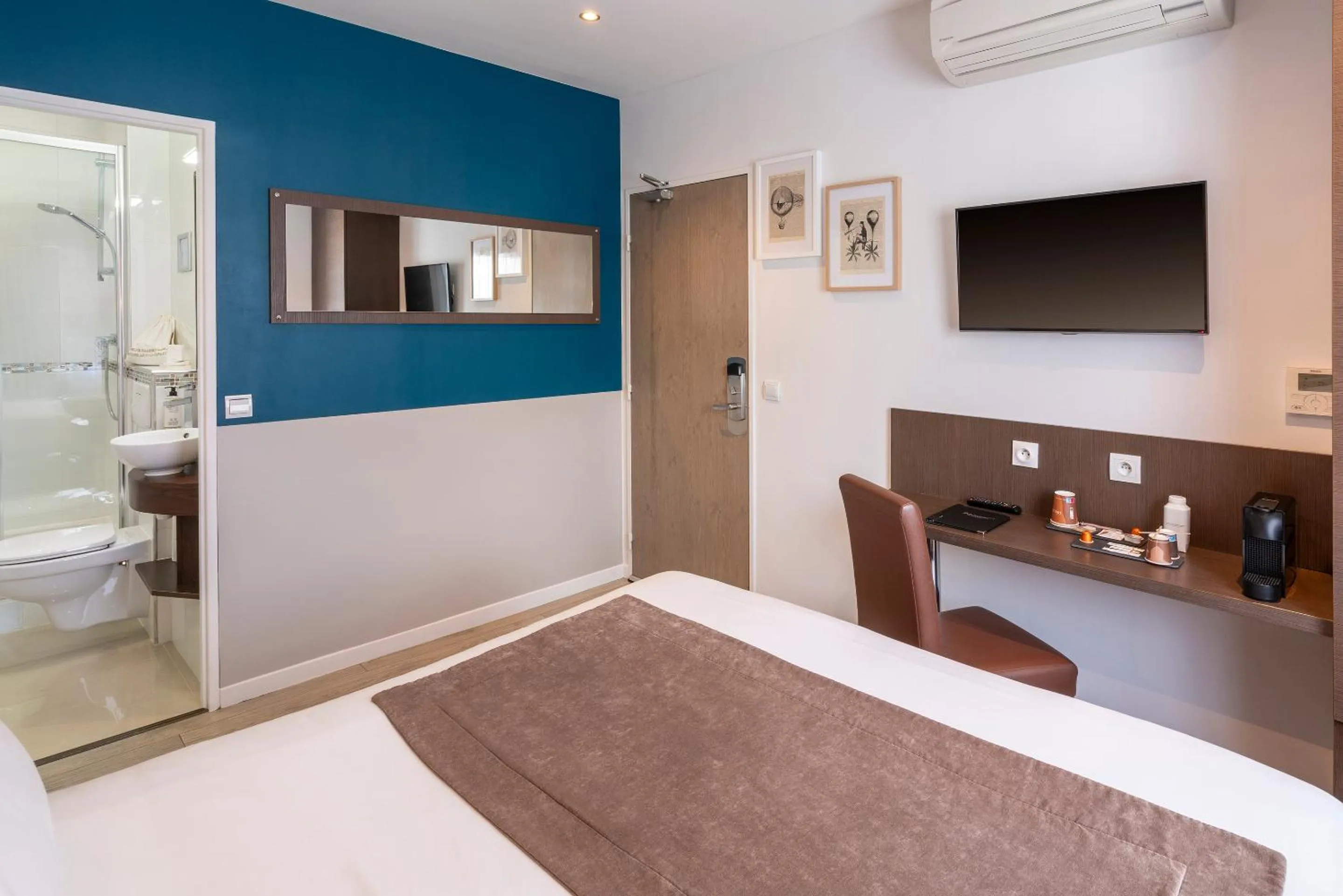 Bed in Hotel Apolonia Paris Mouffetard, Sure Hotel Collection by Best Western