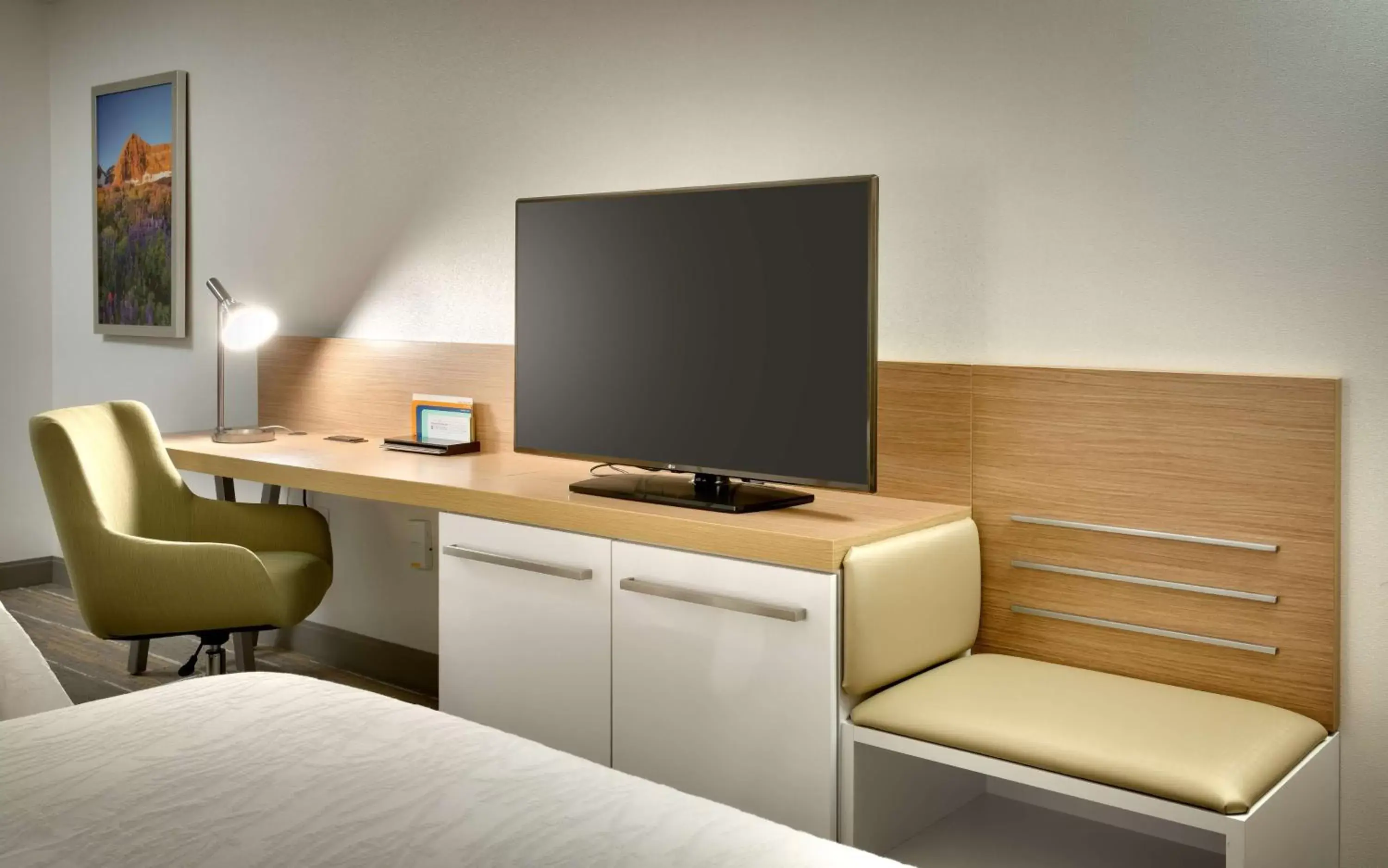 Bedroom, TV/Entertainment Center in Hilton Garden Inn Lehi