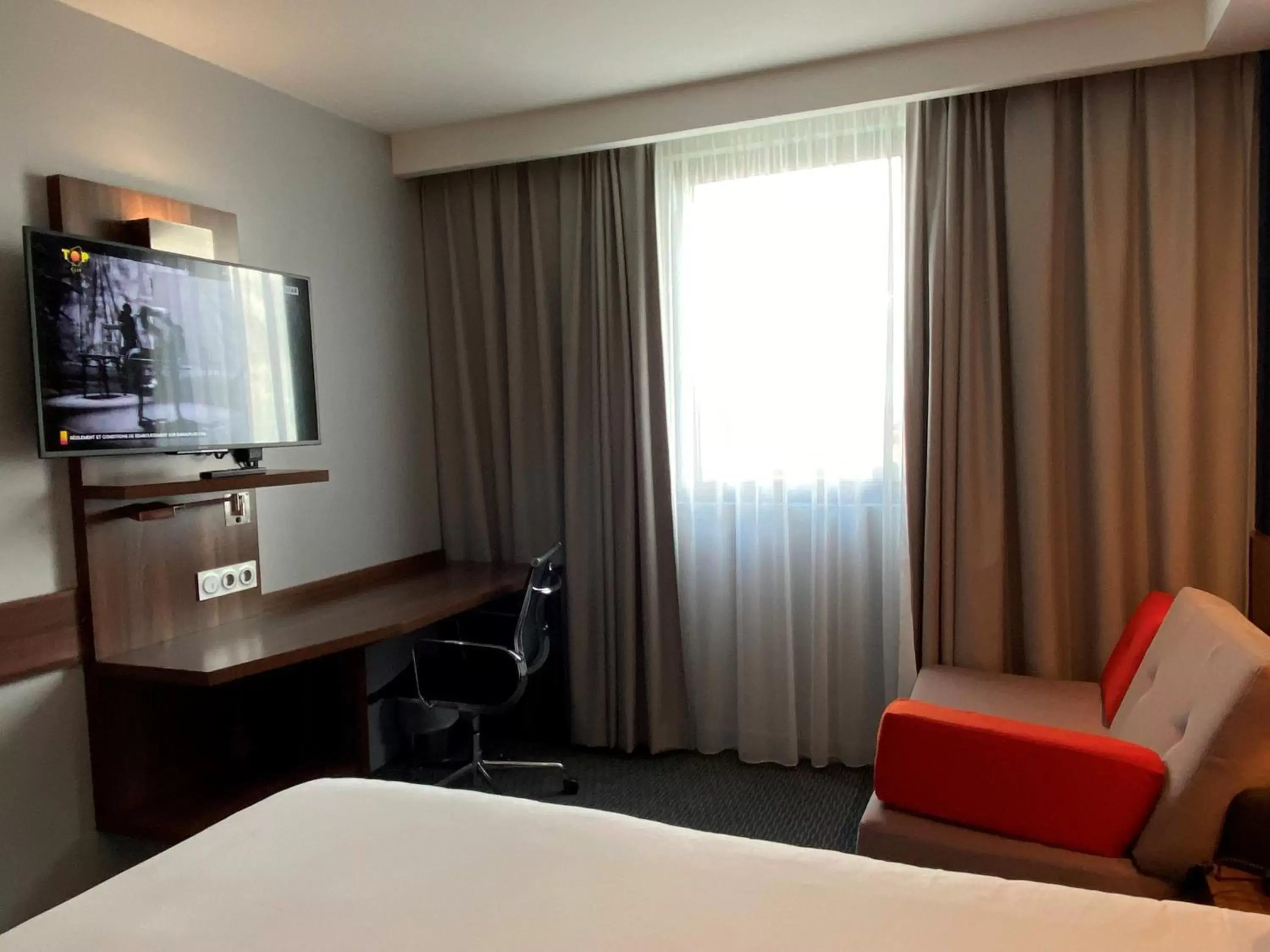 Bedroom, TV/Entertainment Center in Holiday Inn Express Dijon, an IHG Hotel
