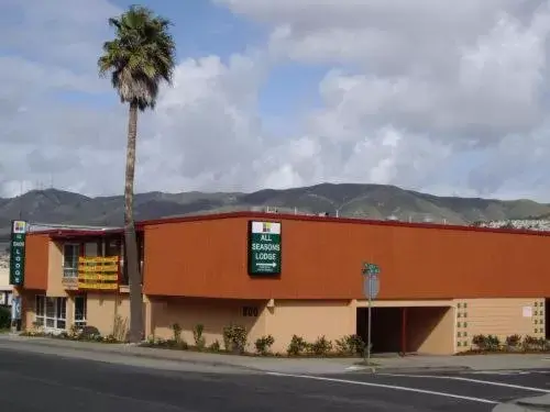 Facade/entrance, Property Building in All Seasons Lodge