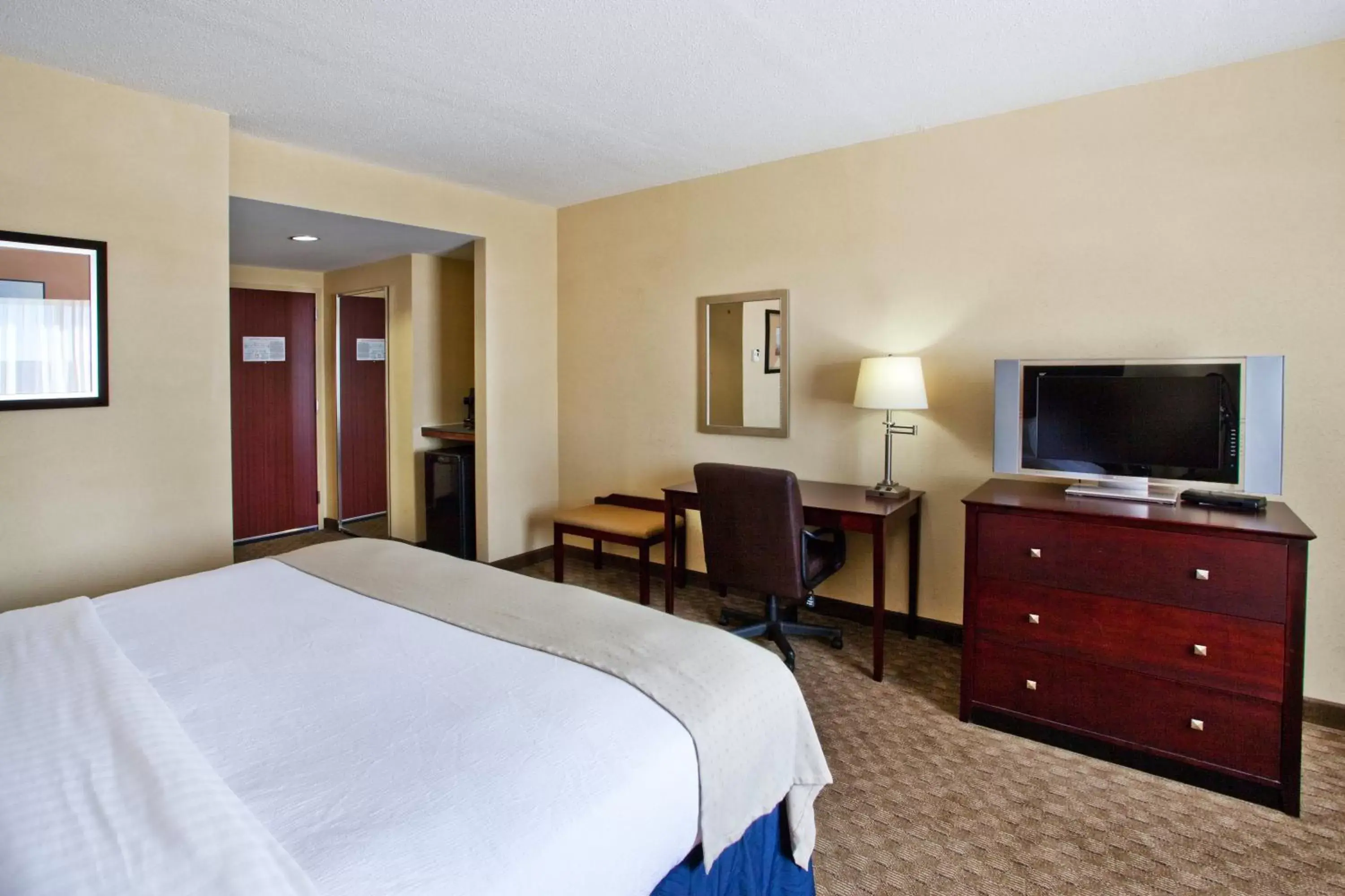 Bed, TV/Entertainment Center in Holiday Inn Augusta West I-20, an IHG Hotel