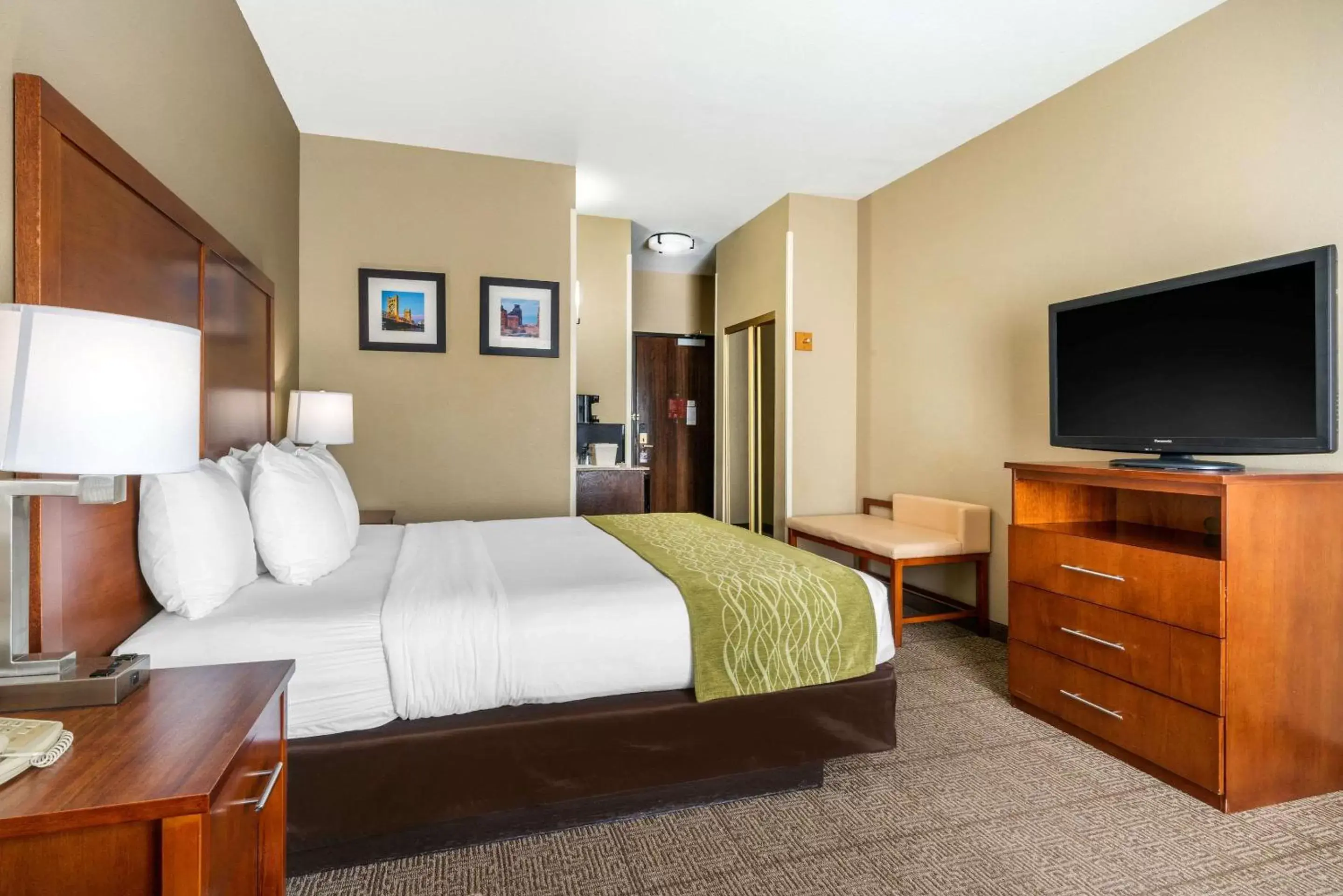 Photo of the whole room, Bed in Comfort Inn & Suites Sacramento – University Area